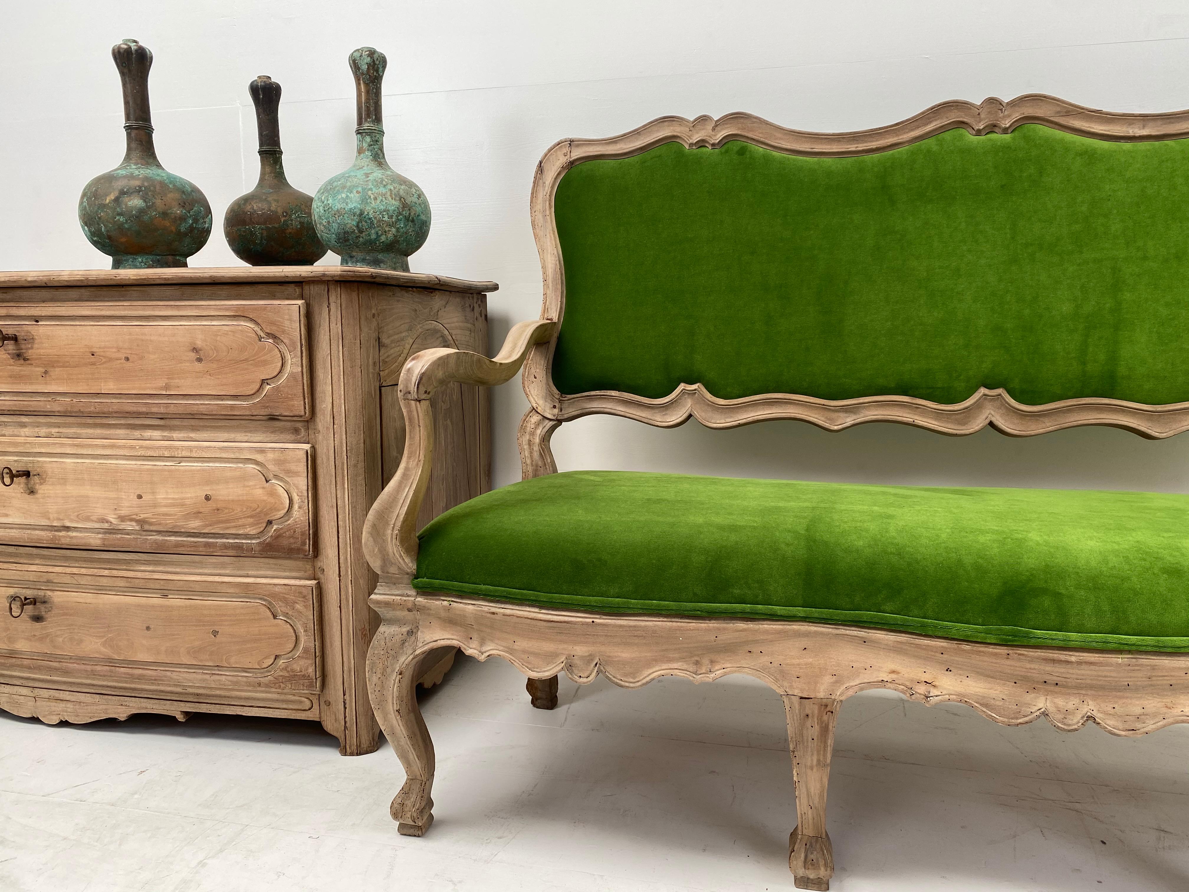 Italienisches Sofa aus Nussbaumholz aus dem 18. Jahrhundert im Angebot 7