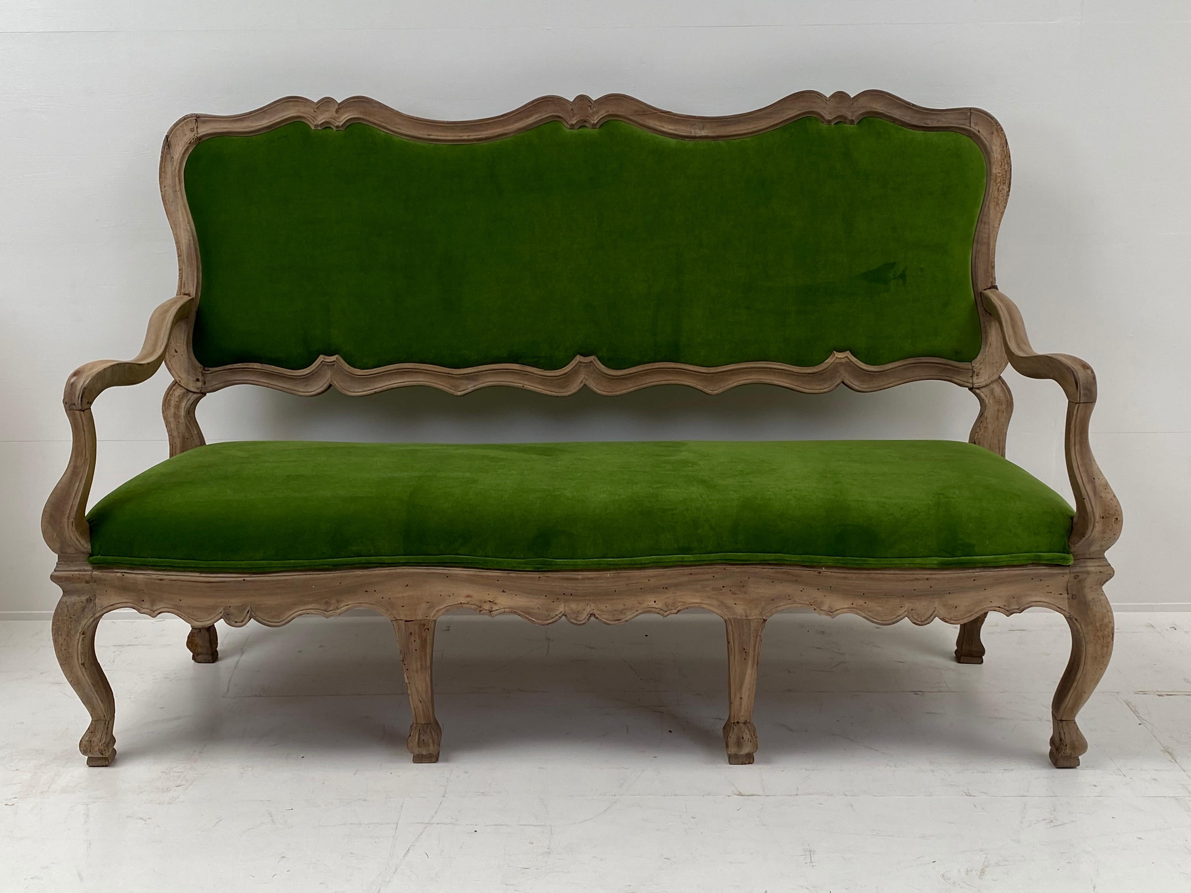 Schöne italienische Sofa, drei Sitze in einem gebleichten Nussbaum mit einer großen Patina,
neue Polsterung Italian Velvet von Decortex.