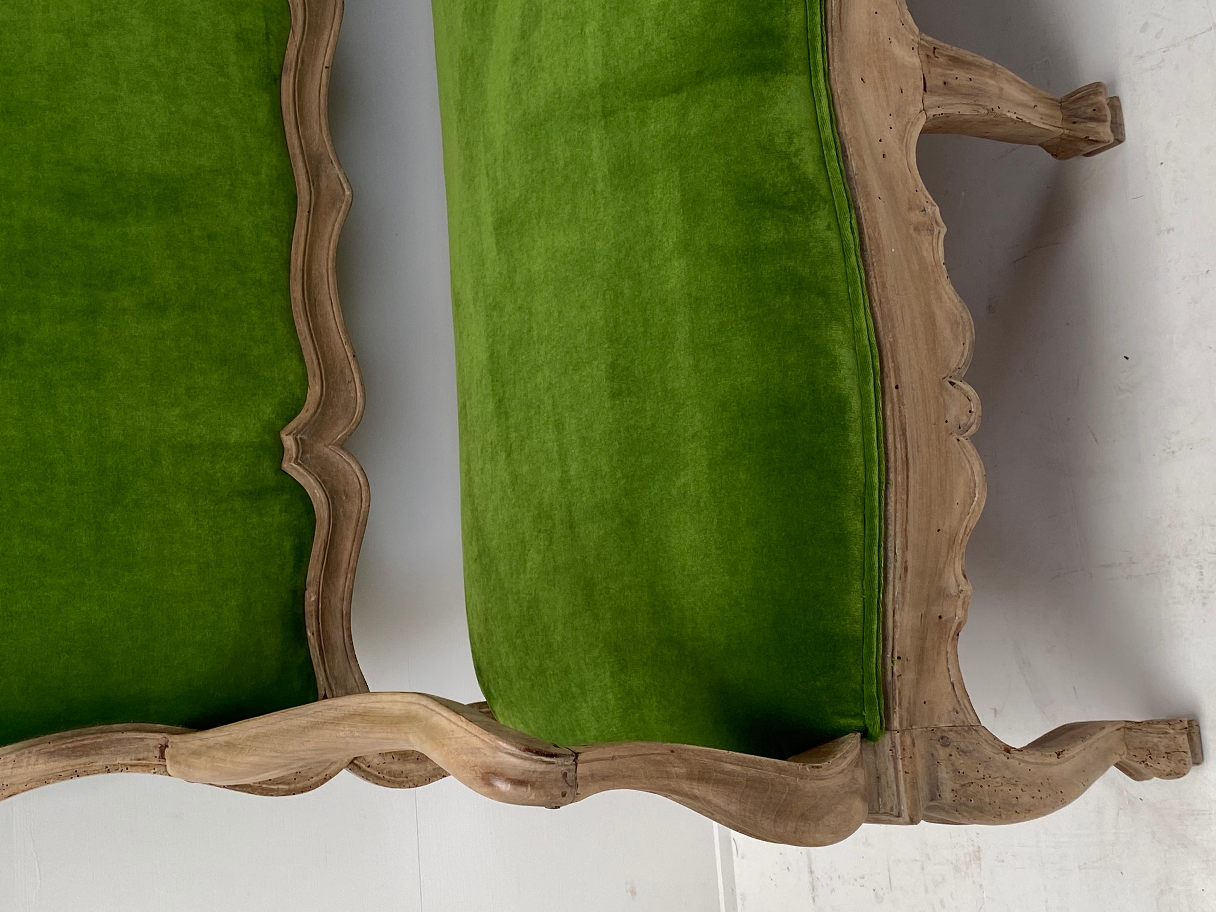 Italienisches Sofa aus Nussbaumholz aus dem 18. Jahrhundert im Zustand „Gut“ im Angebot in Schellebelle, BE