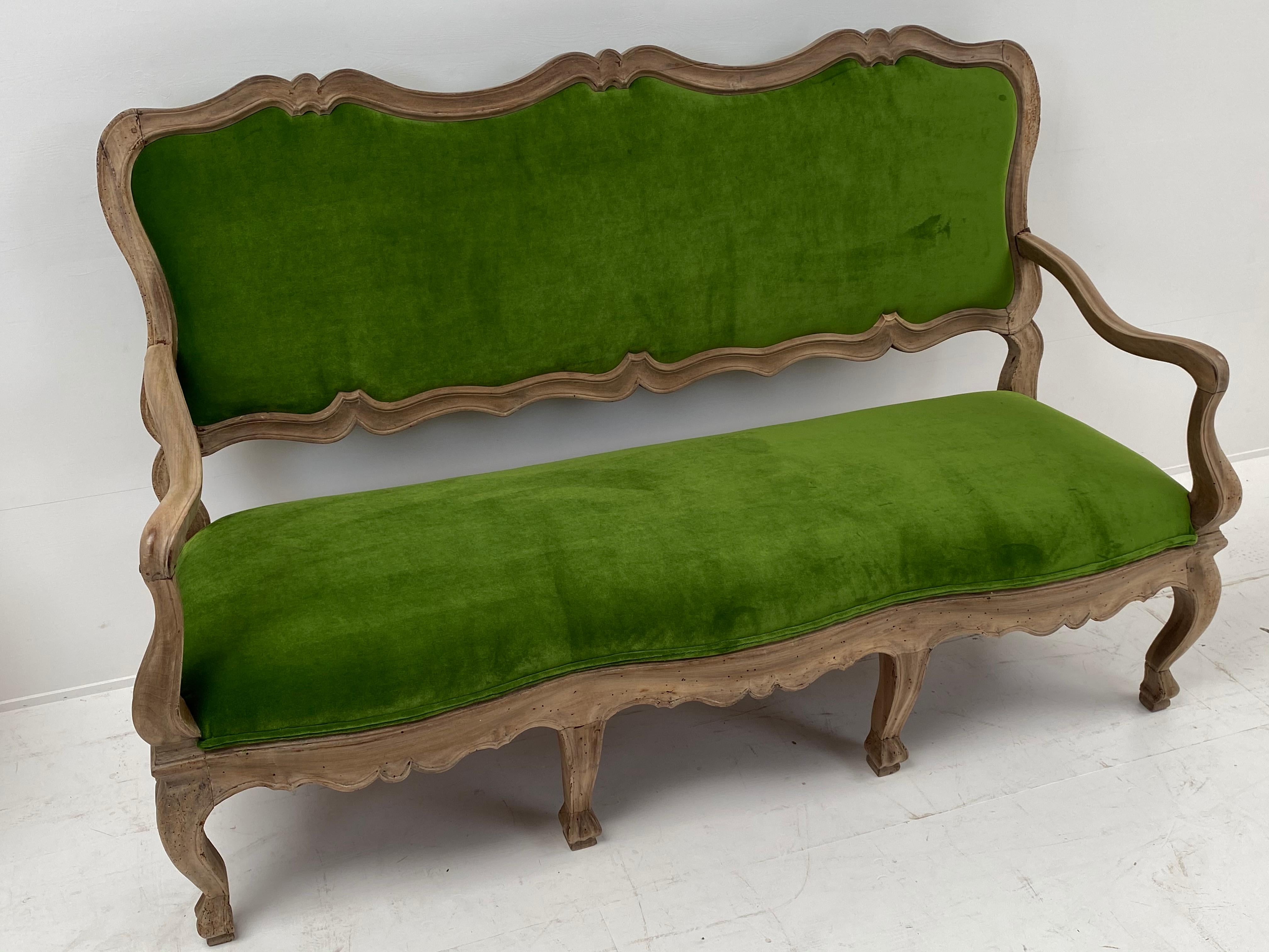 Italienisches Sofa aus Nussbaumholz aus dem 18. Jahrhundert (Walnuss) im Angebot