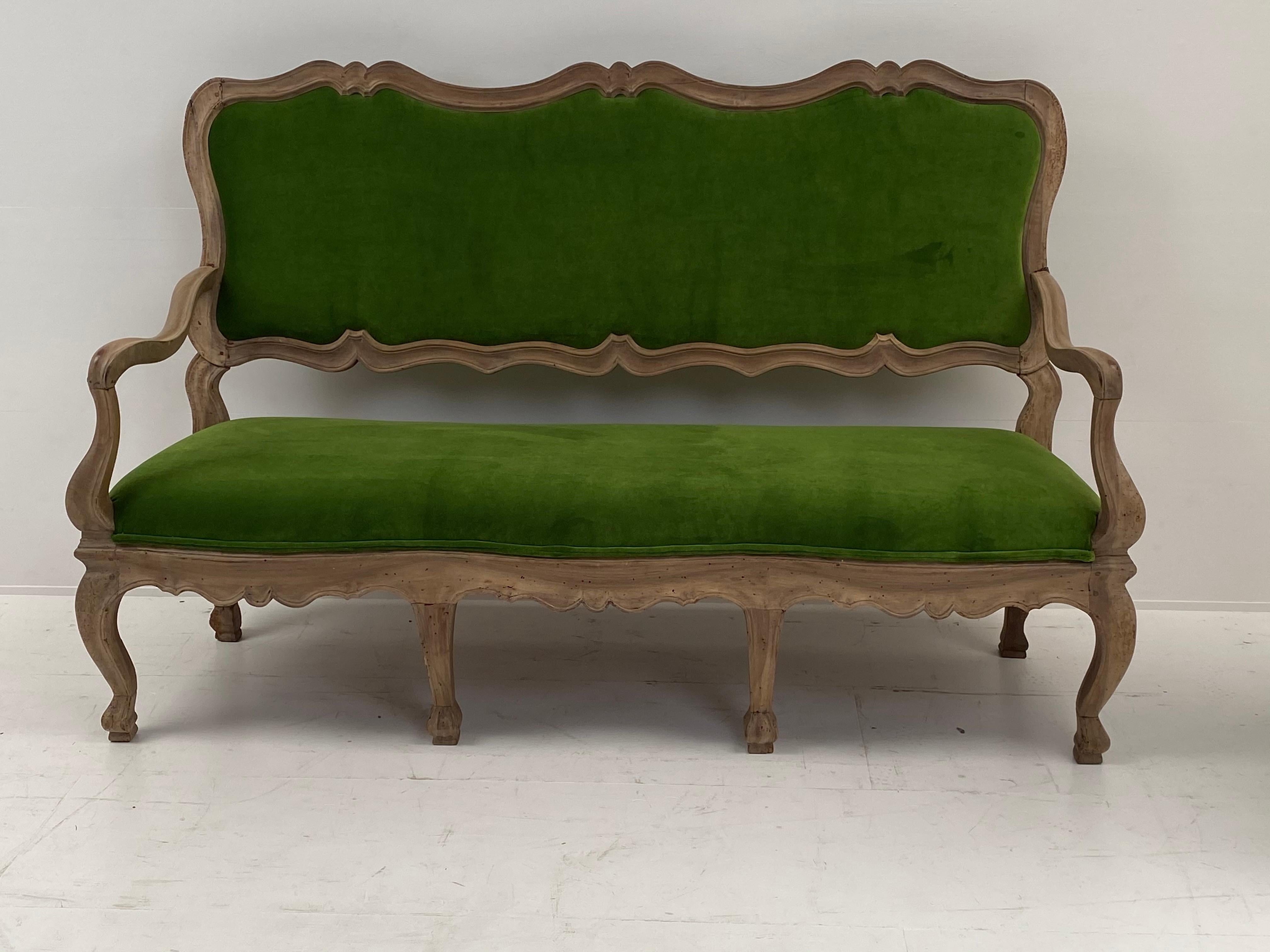 Italian 18th Century Sofa in Walnut For Sale 1