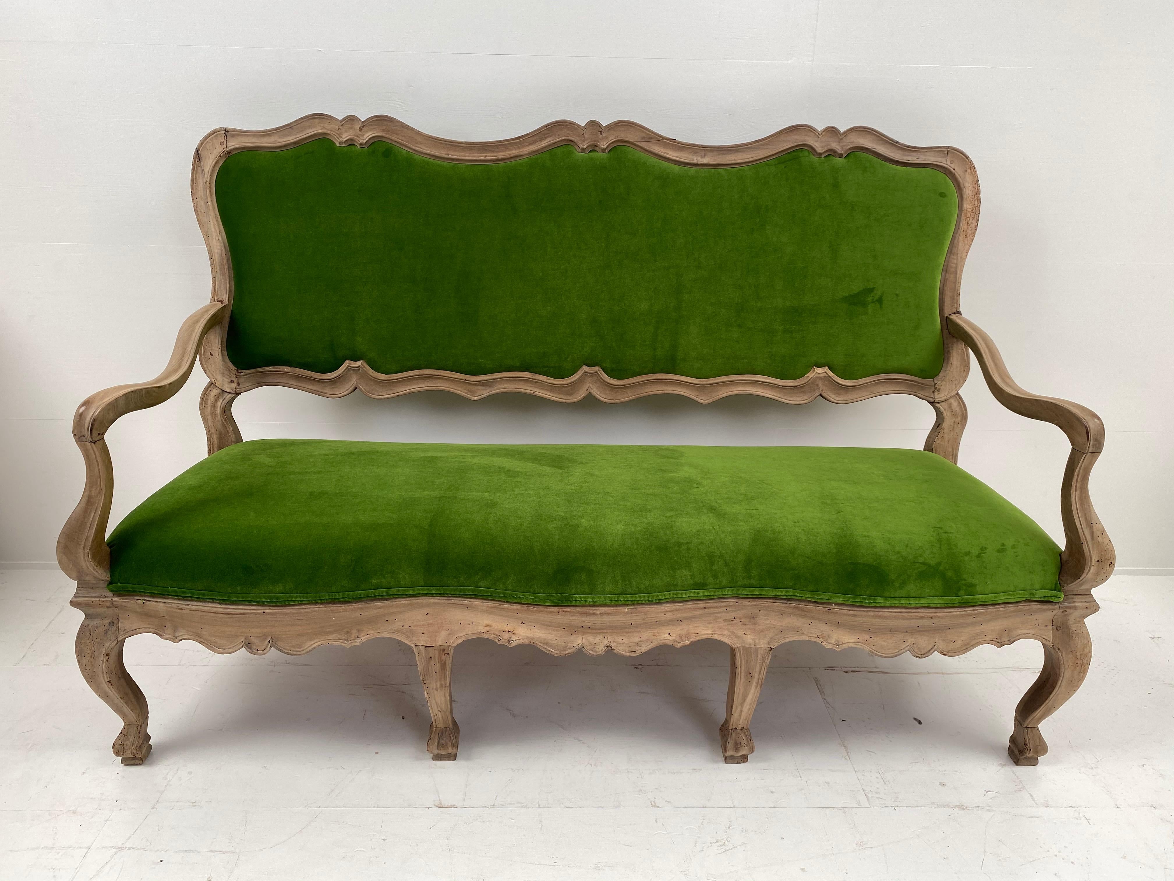 Italienisches Sofa aus Nussbaumholz aus dem 18. Jahrhundert im Angebot 2
