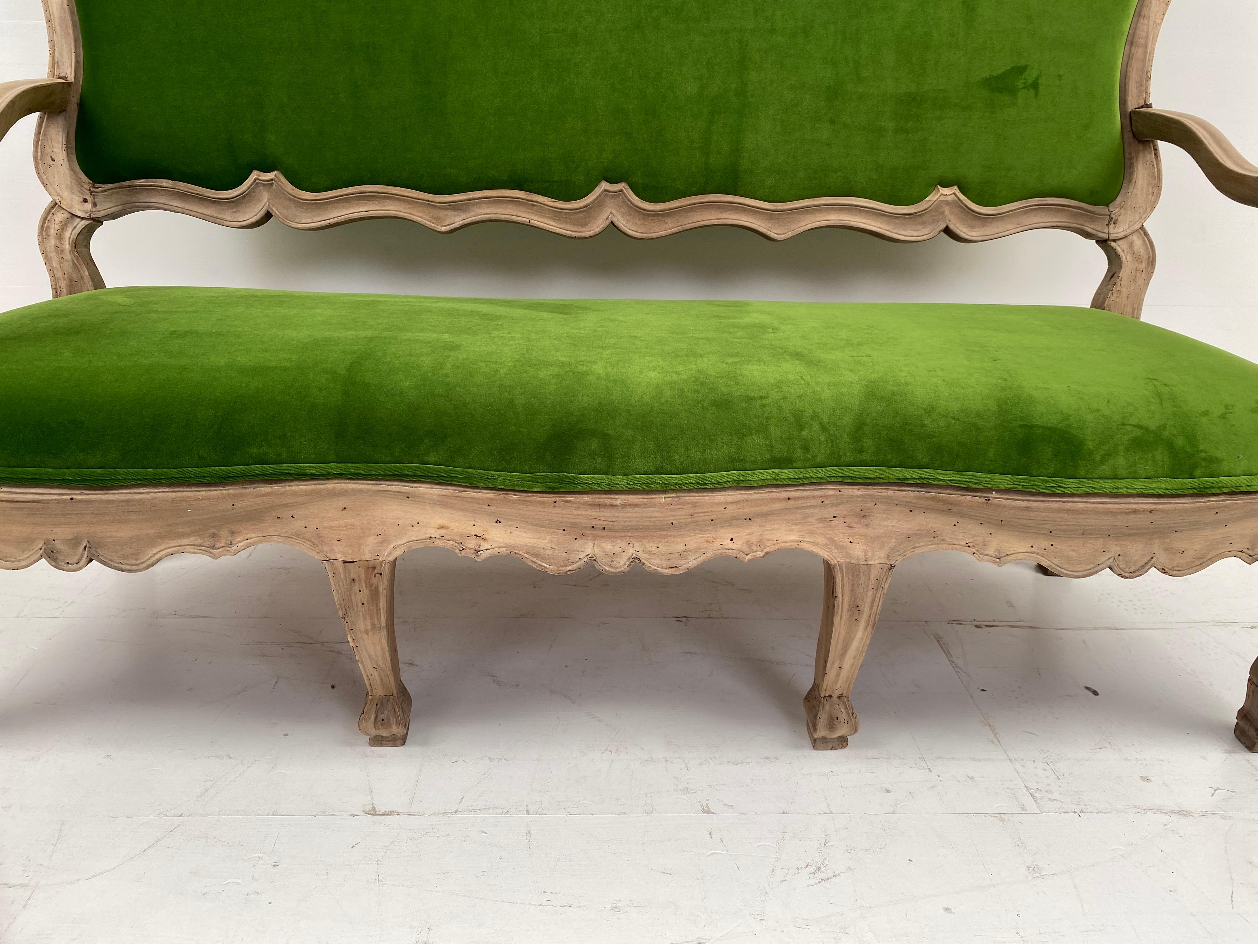 Italienisches Sofa aus Nussbaumholz aus dem 18. Jahrhundert im Angebot 3