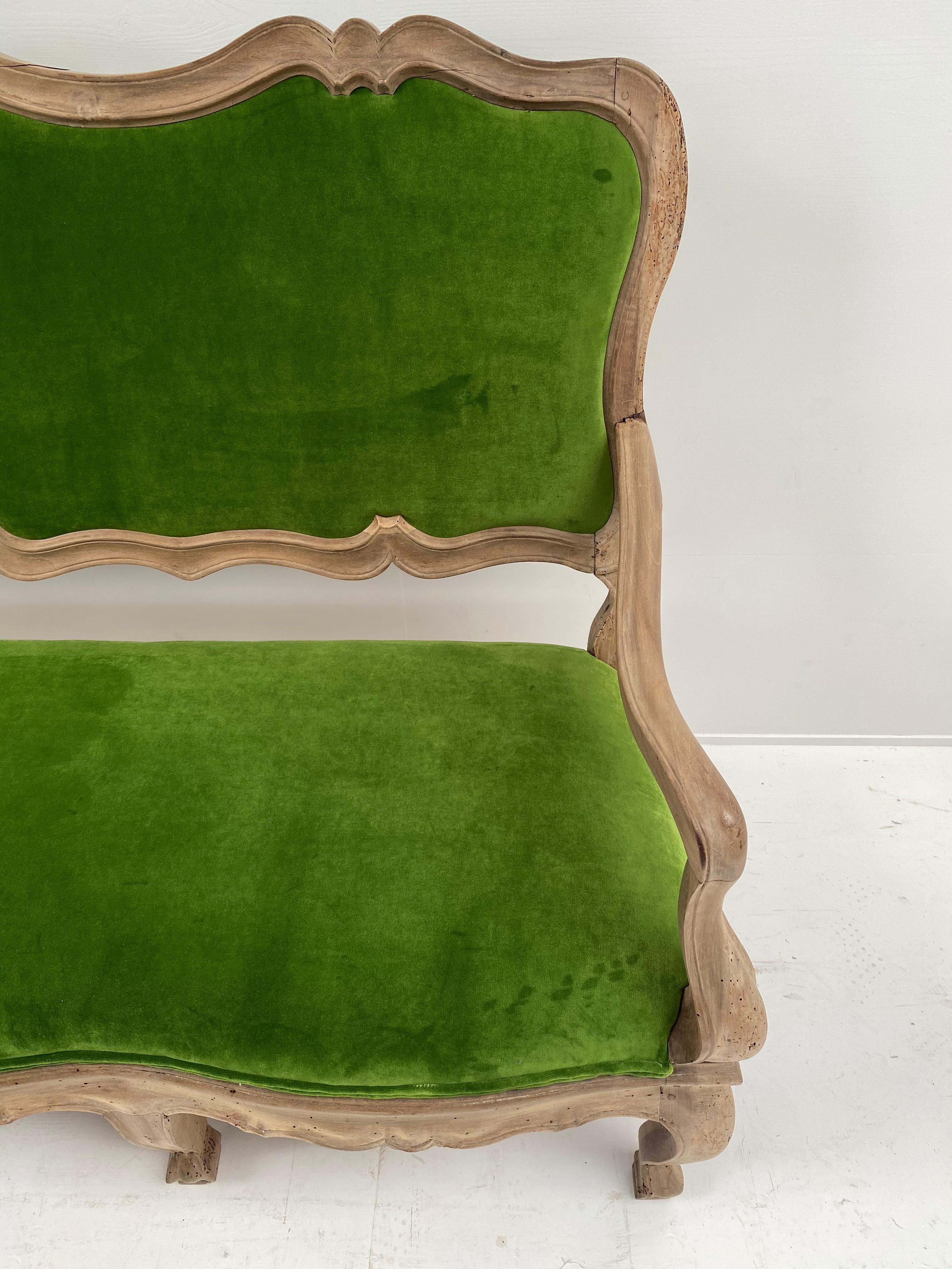 Italienisches Sofa aus Nussbaumholz aus dem 18. Jahrhundert im Angebot 4