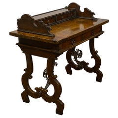 Bureau italien de style baroque des années 1800 avec tiroirs, base en forme de lyre et traverse en fer