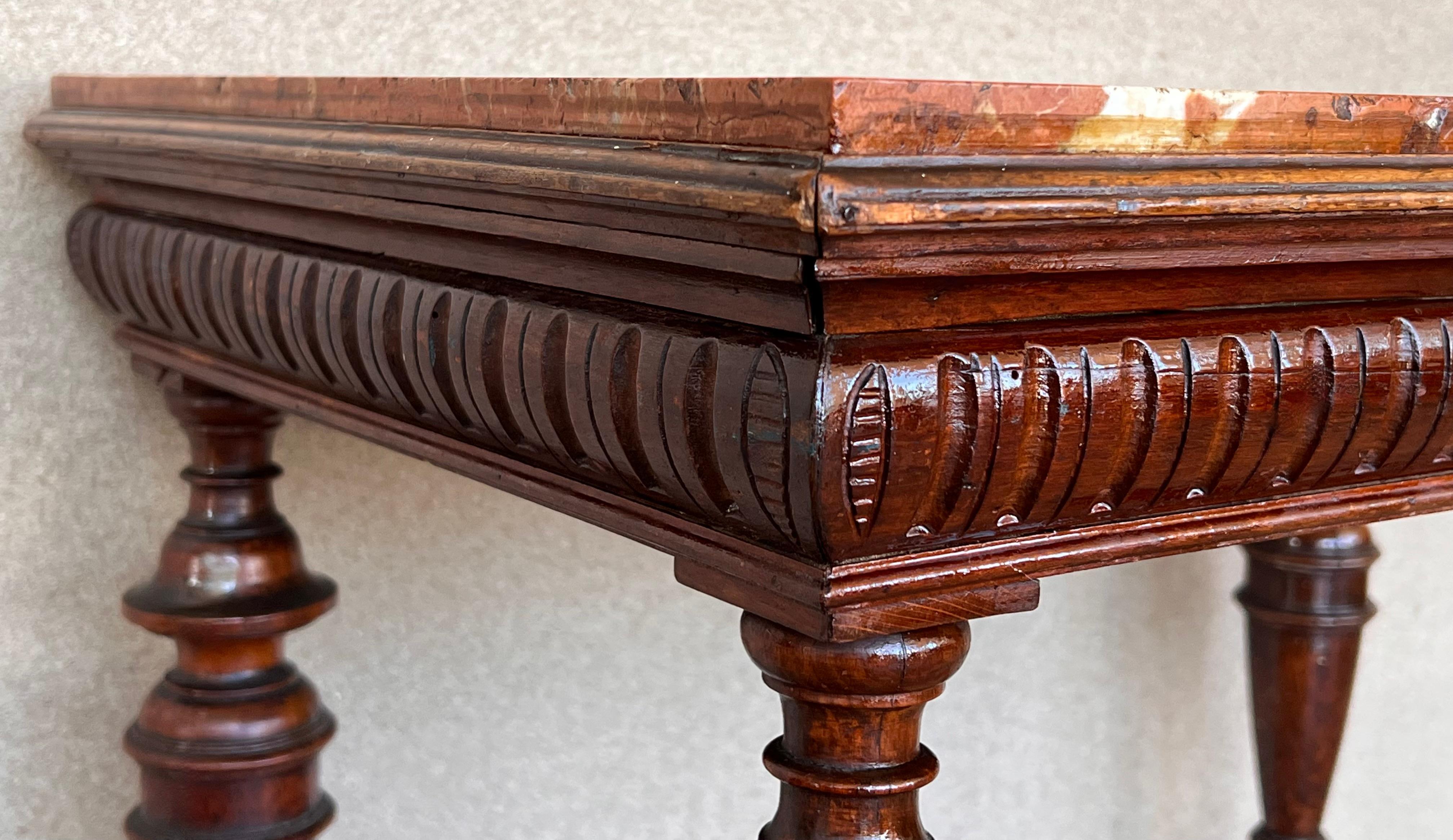 Neoklassischer italienischer Beistelltisch aus Nussbaumholz mit Marmorplatte und geschnitztem Dekor aus der Zeit um 1800 im Angebot 1