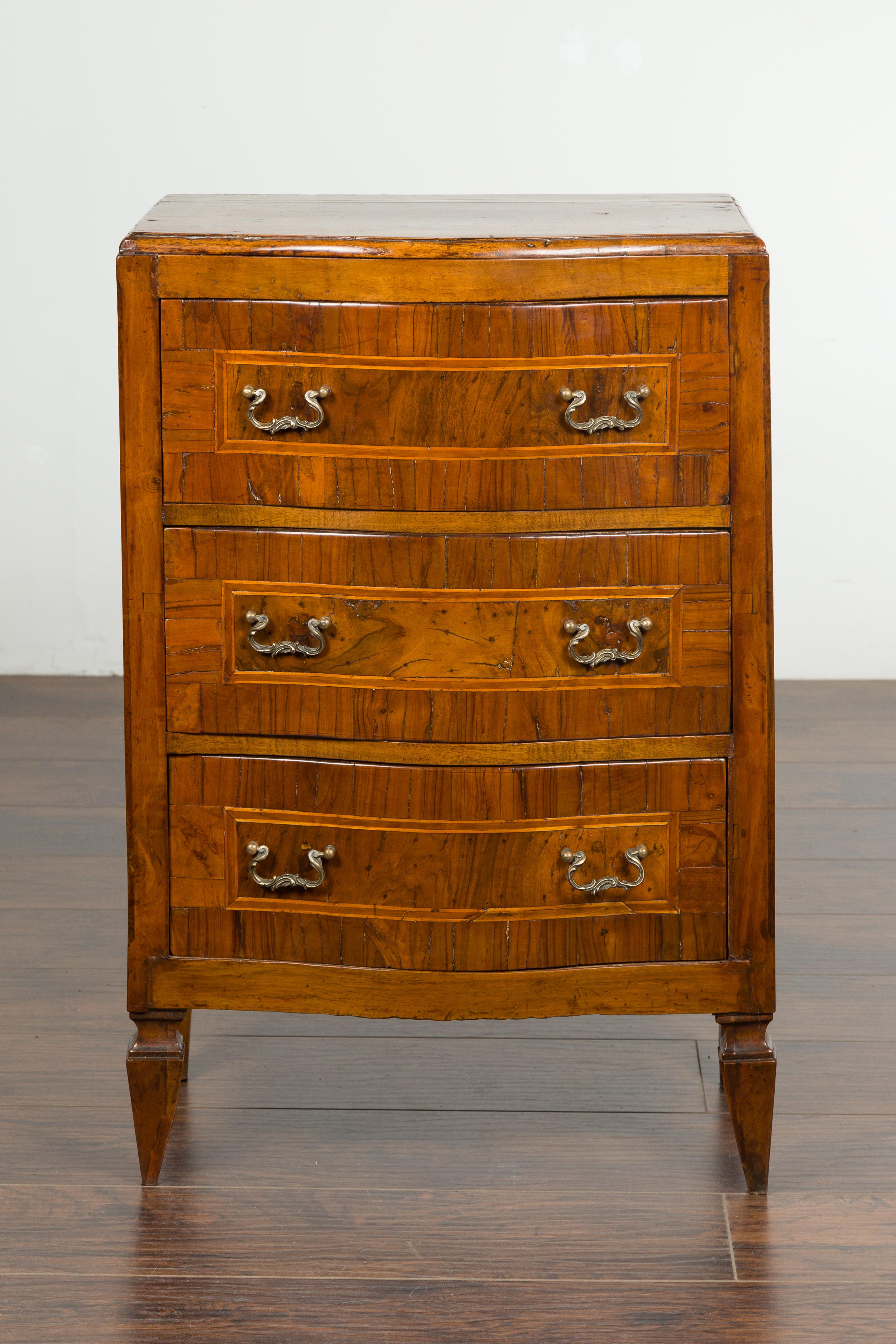 Italienische Kommode aus Nussbaum mit drei Schubladen und Schleifenfront, 1800er Jahre, mit Bändern (Furnier) im Angebot