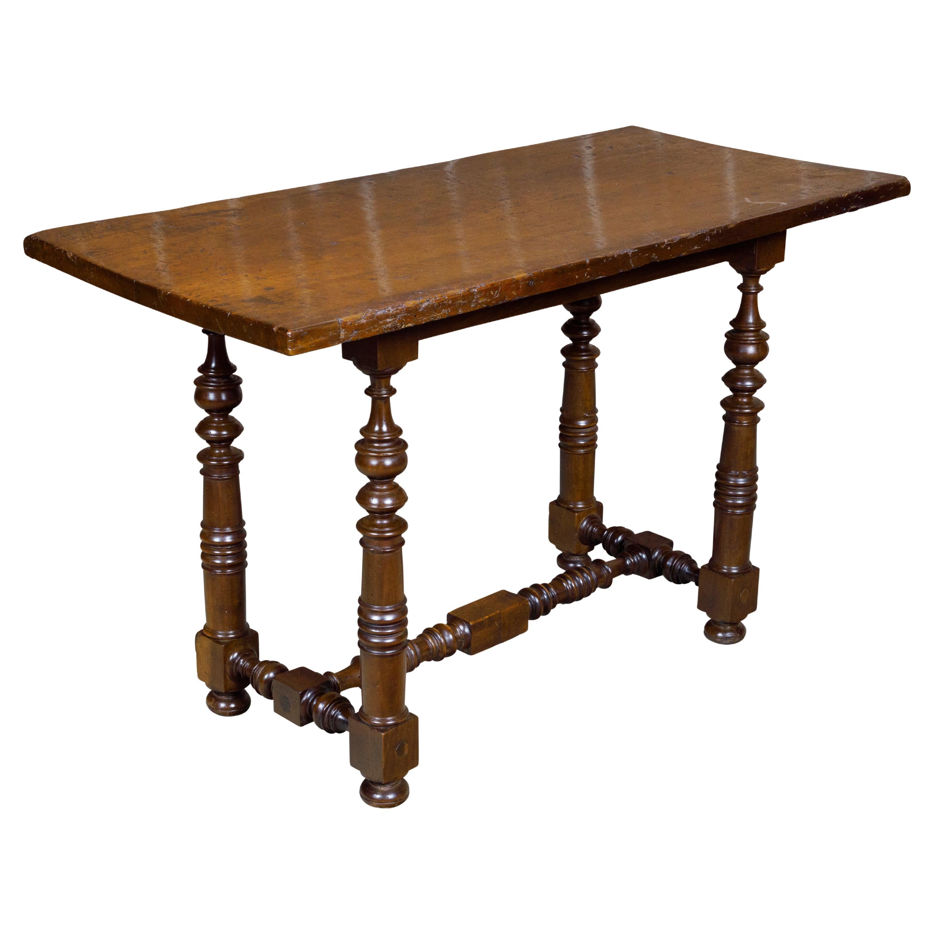 Table à tiroirs italienne des années 1800 en noyer de style baroque avec traverse en forme de H