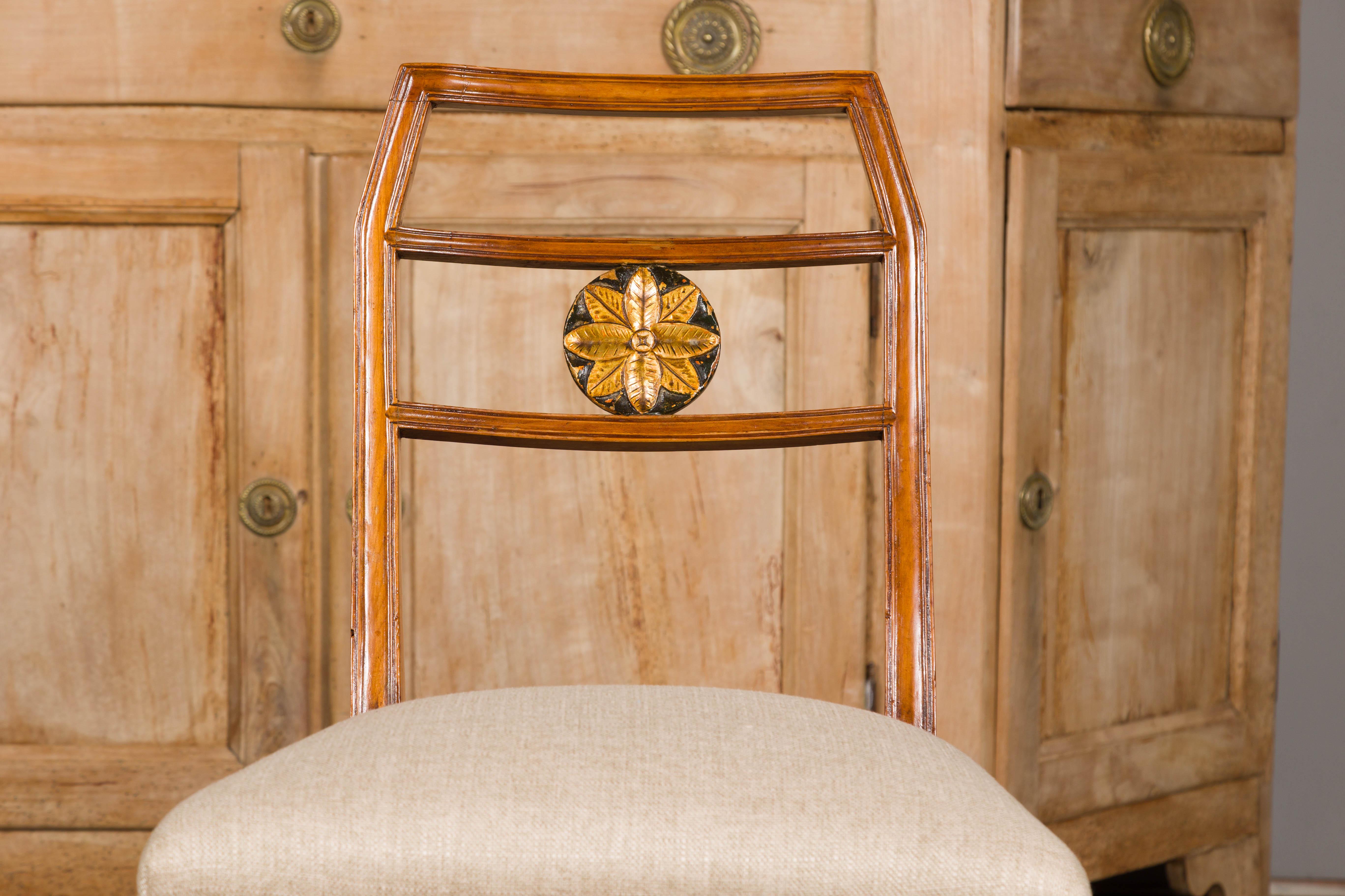 Paire de chaises d'appoint italiennes en noyer des années 1800 avec médaillons floraux sculptés et dorés en vente 7