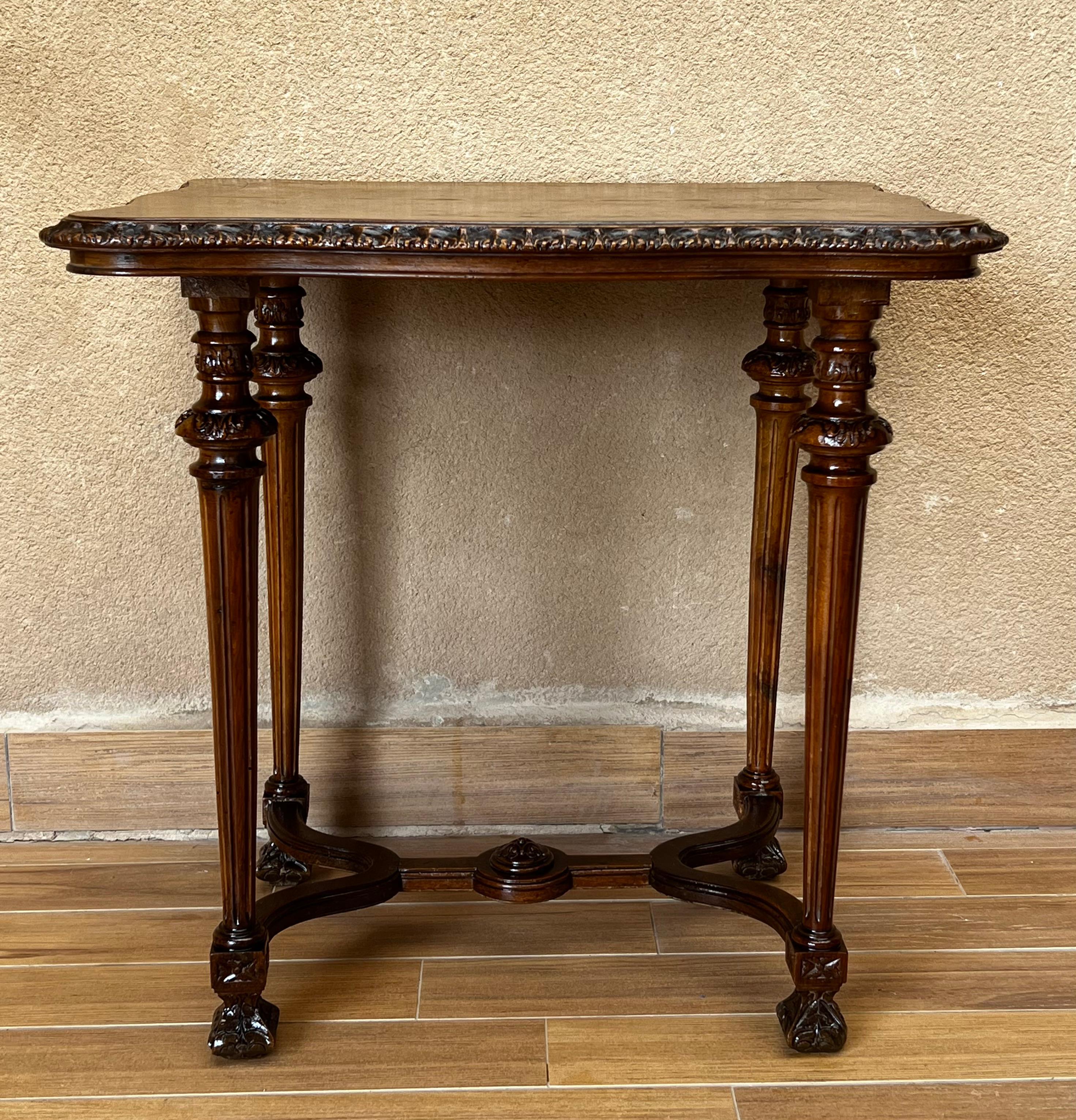 Italian 1800s Walnut Side Table with Carved Apron and Cabriole Legs In Good Condition In Miami, FL