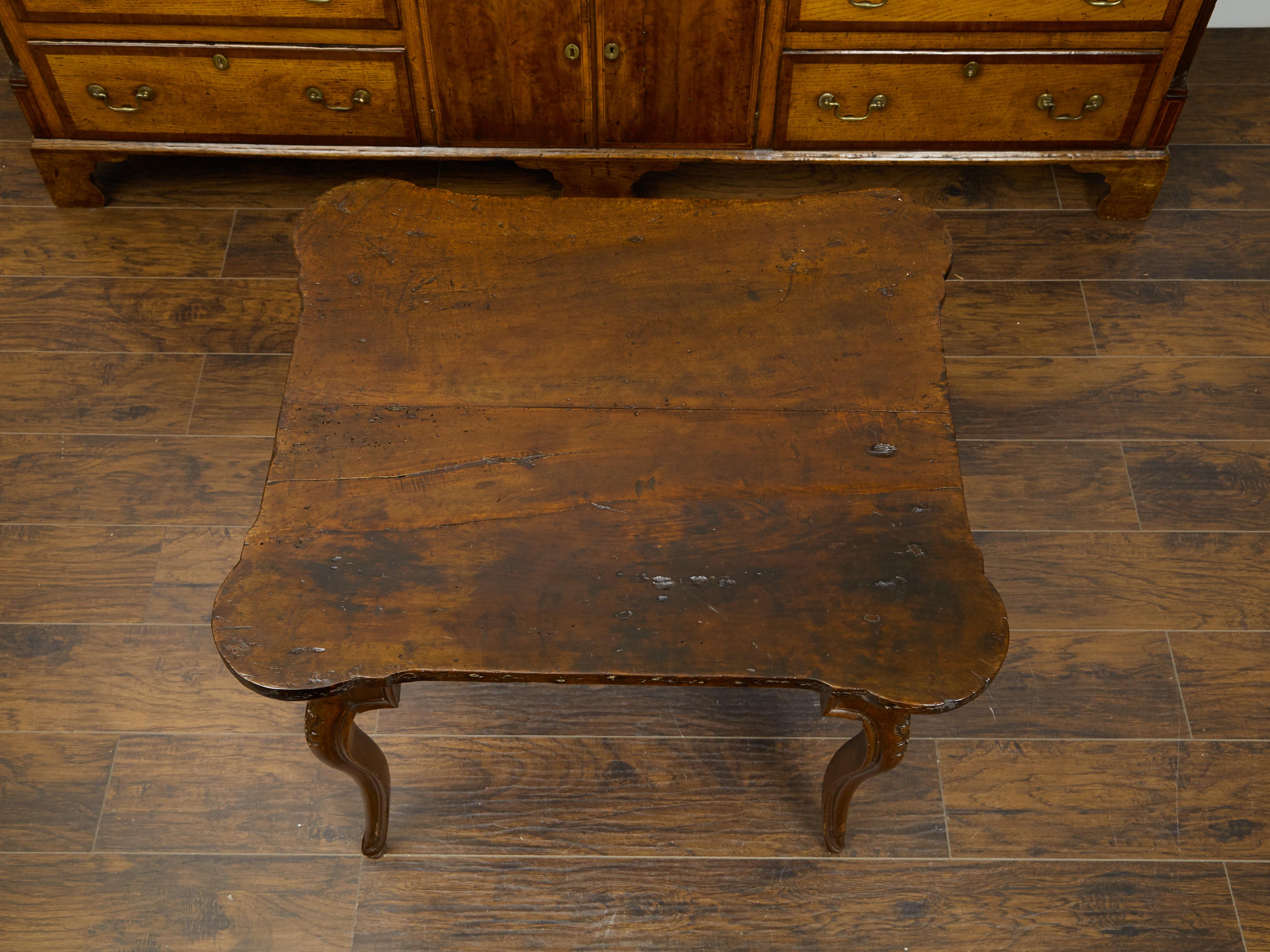 Italian 1800s Walnut Side Table with Carved Apron and Cabriole Legs For Sale 1