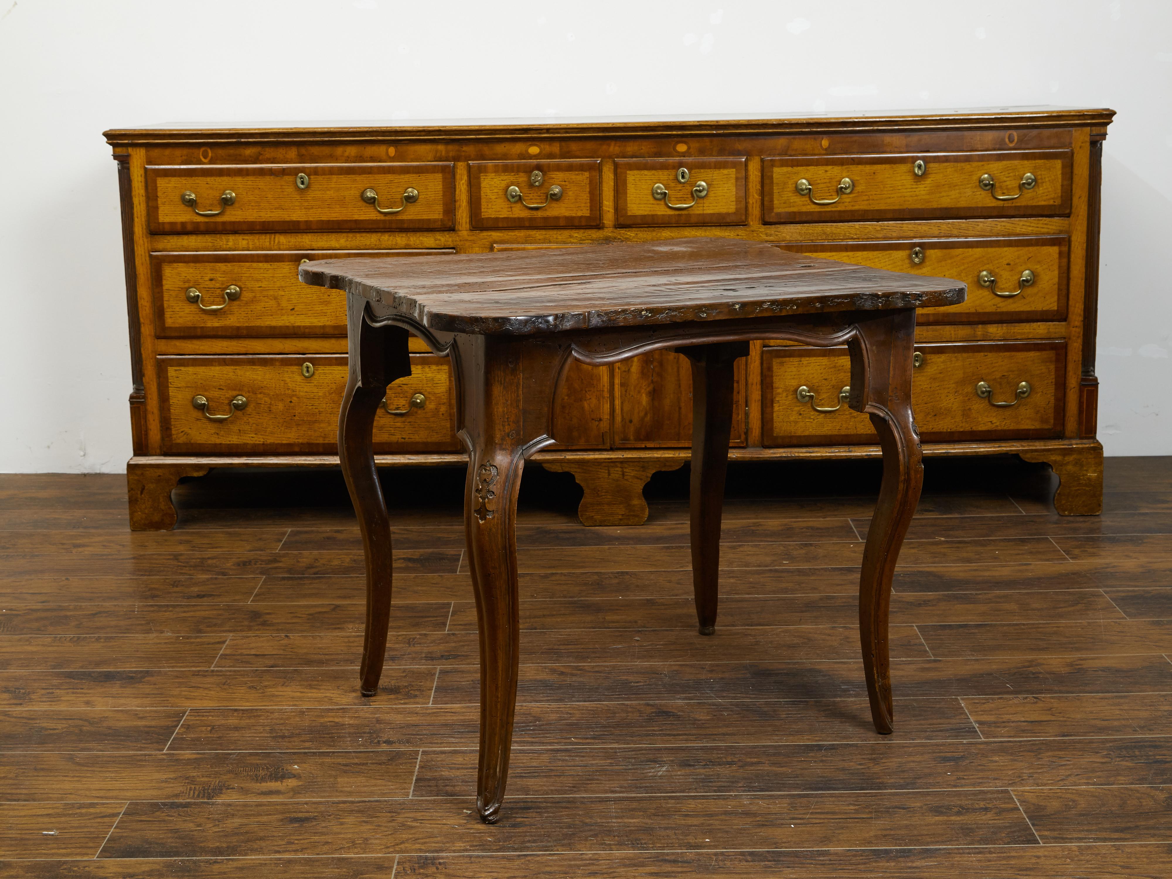 Italian 1800s Walnut Side Table with Carved Apron and Cabriole Legs For Sale 2