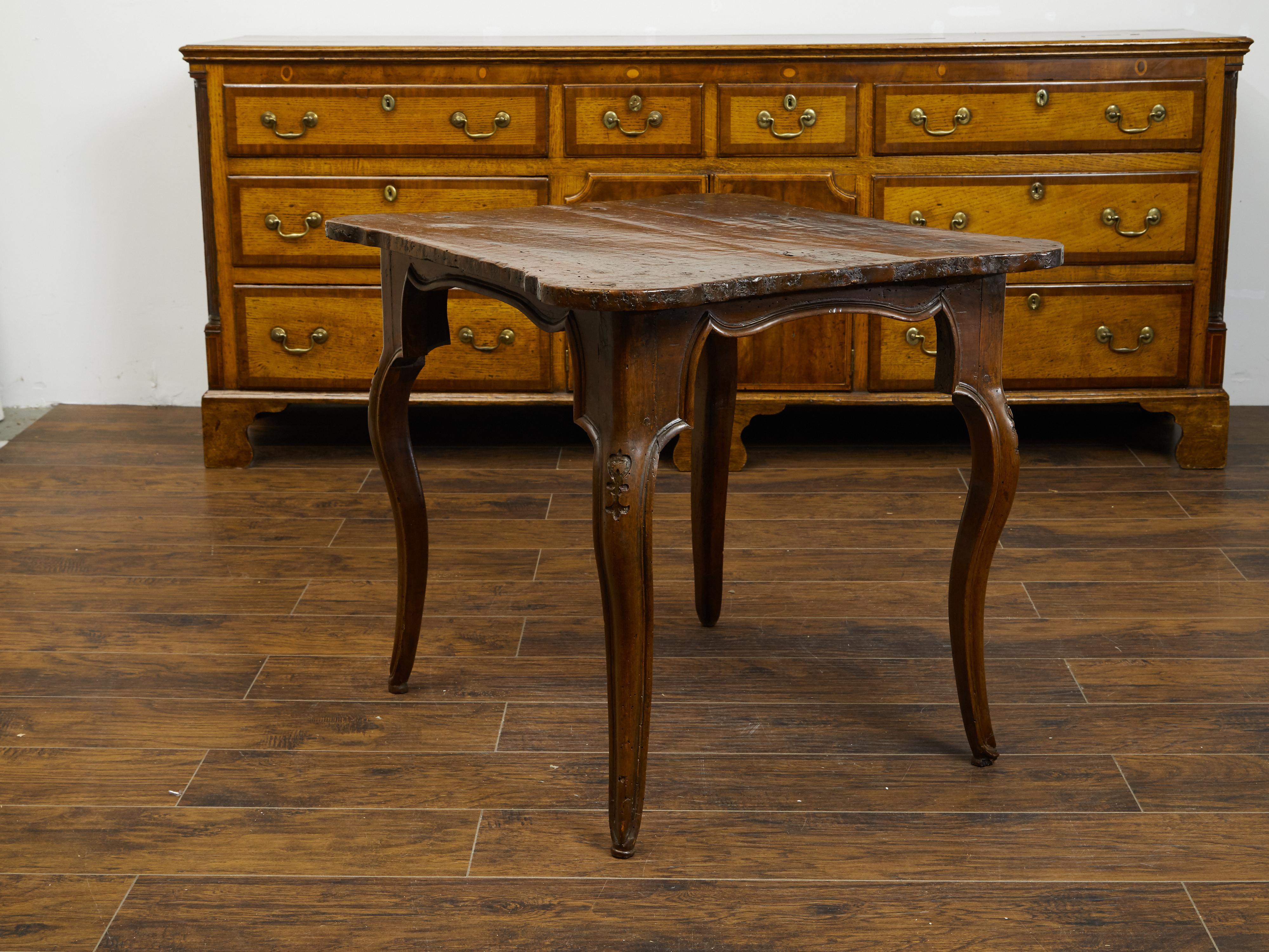 Italian 1800s Walnut Side Table with Carved Apron and Cabriole Legs For Sale 4