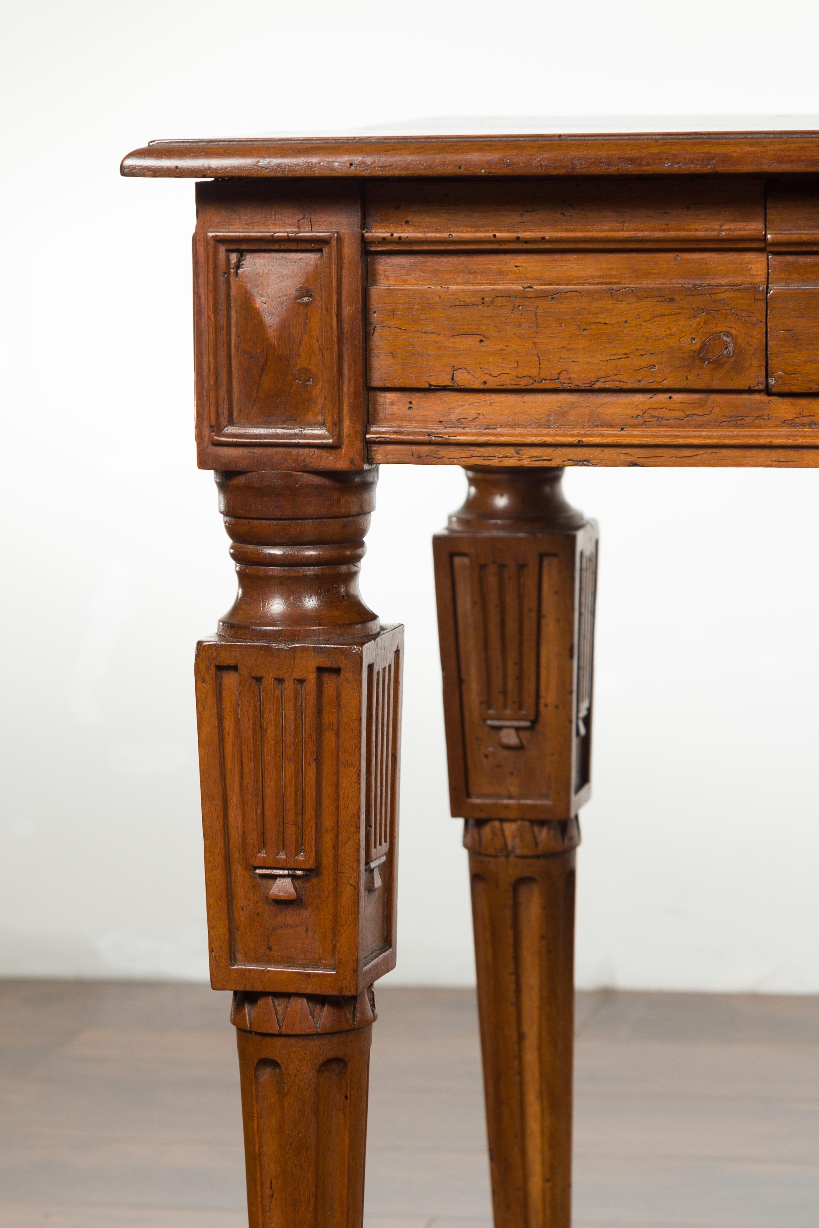 Italian 1800s Walnut Side Table with Carved Fluted Legs and Single Drawer For Sale 4