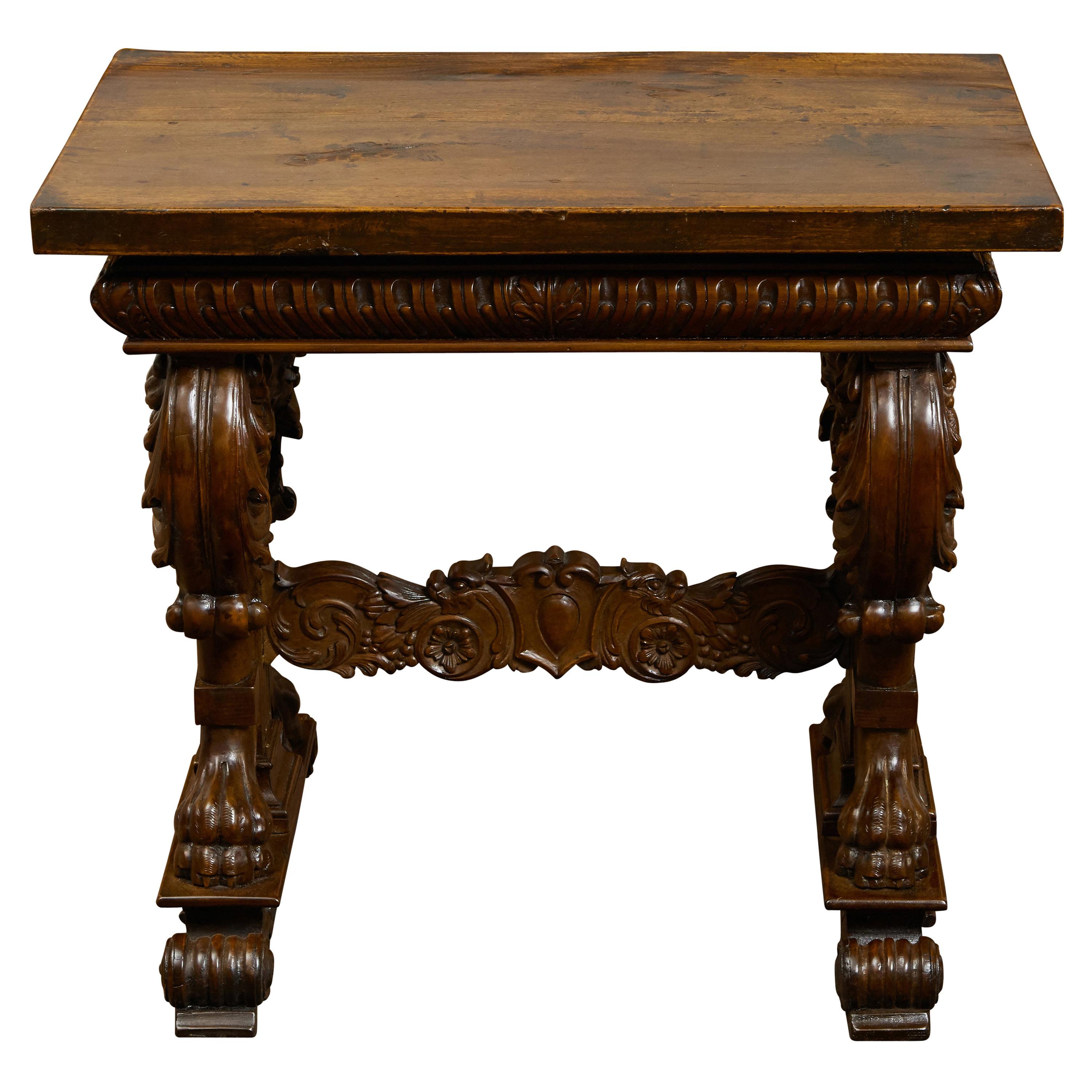 Table d'appoint italienne des années 1800 en noyer avec motifs de lion et base à tréteaux richement sculptée