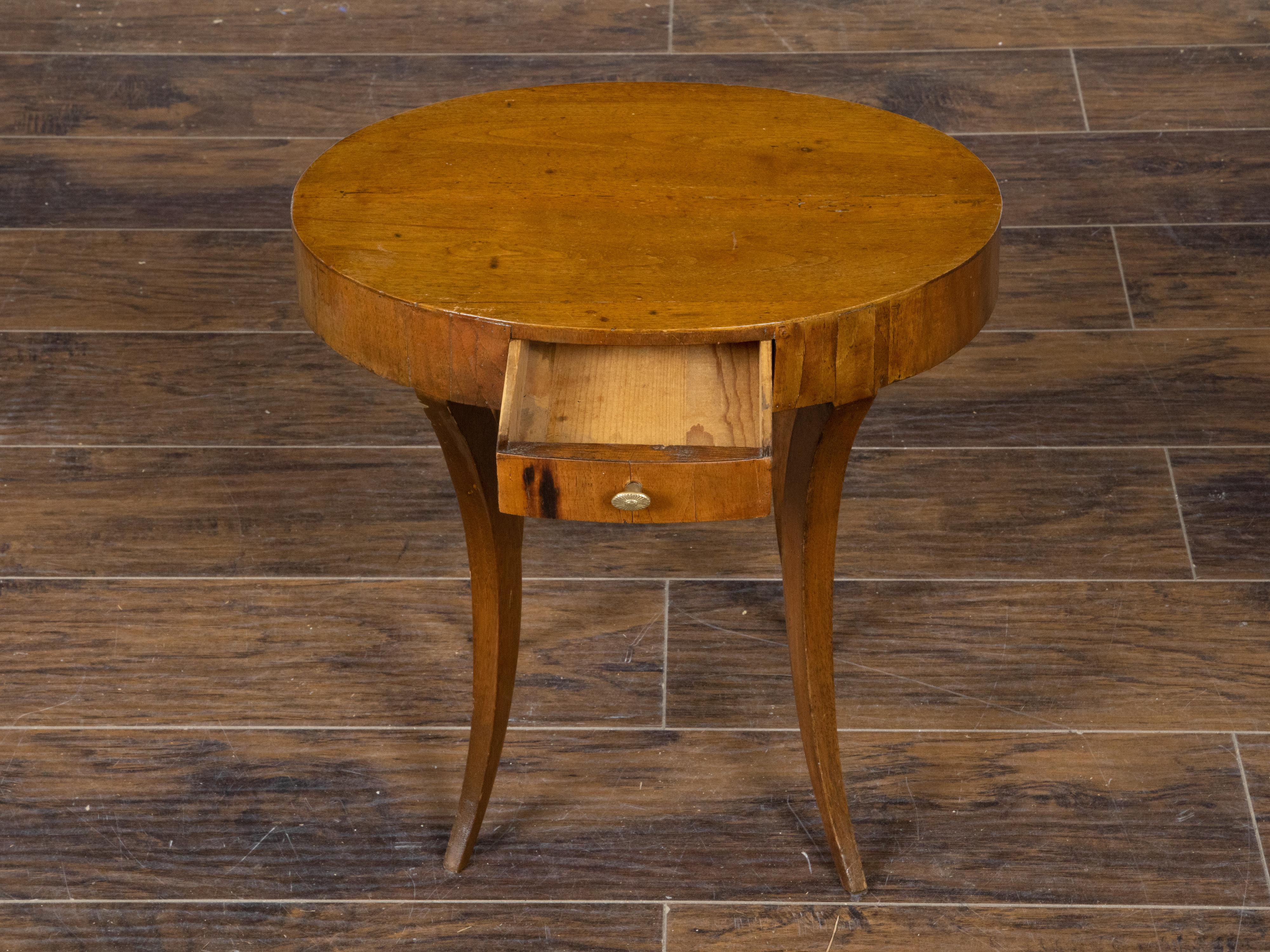 Italian 1810s Neoclassical Walnut Table with Oval Top, Drawer and Saber Legs For Sale 5