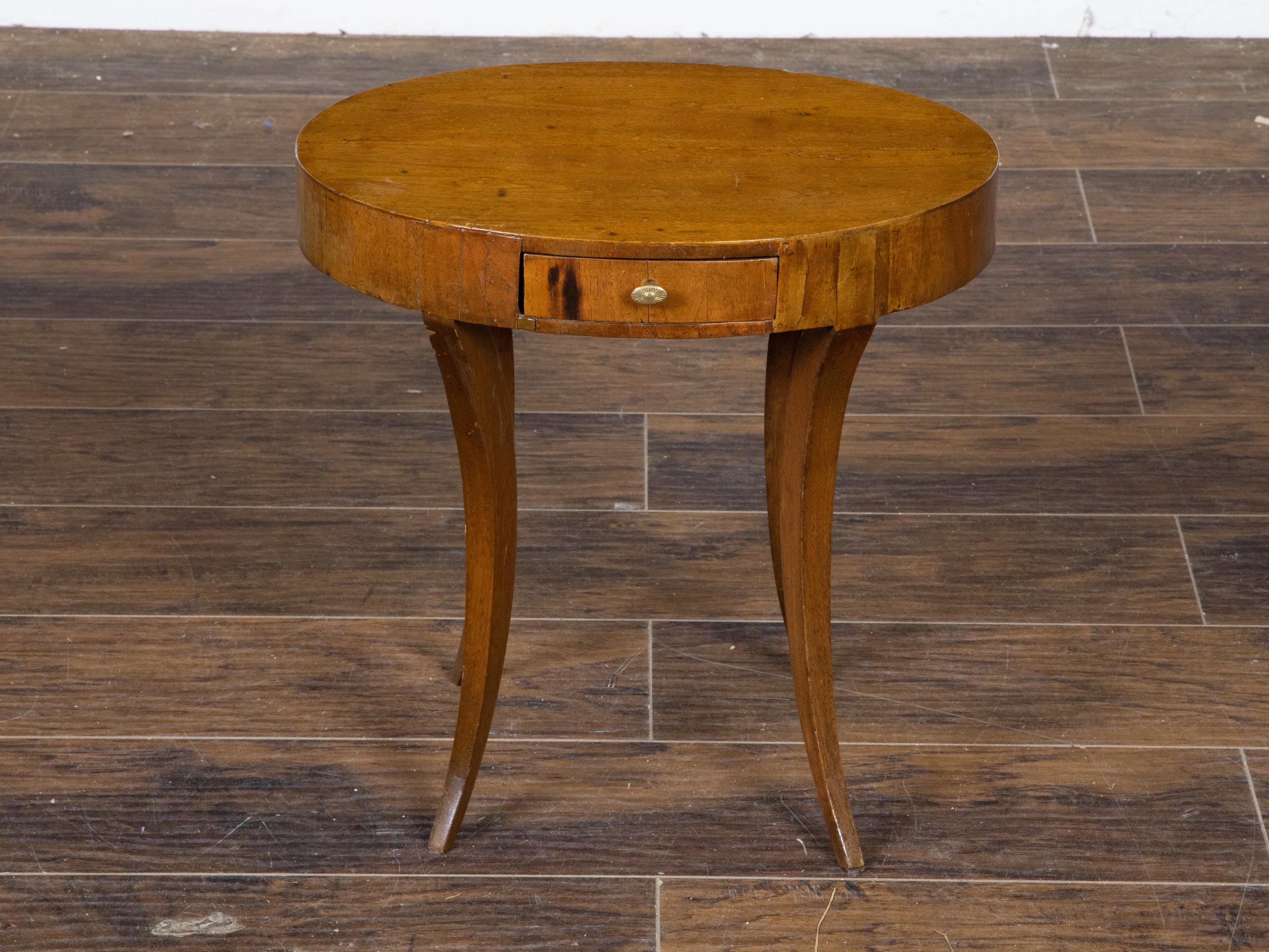 Veneer Italian 1810s Neoclassical Walnut Table with Oval Top, Drawer and Saber Legs For Sale