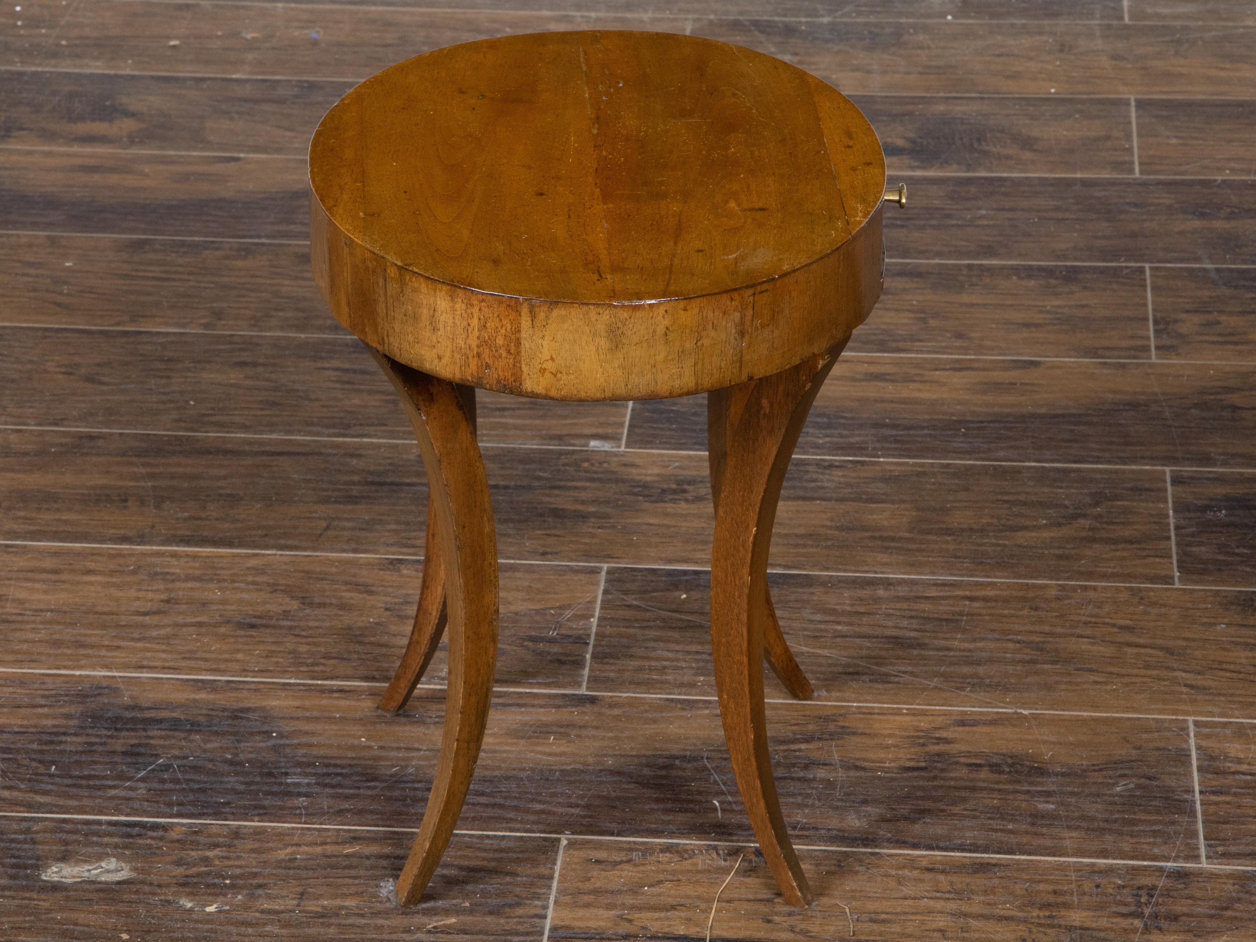19th Century Italian 1810s Neoclassical Walnut Table with Oval Top, Drawer and Saber Legs For Sale