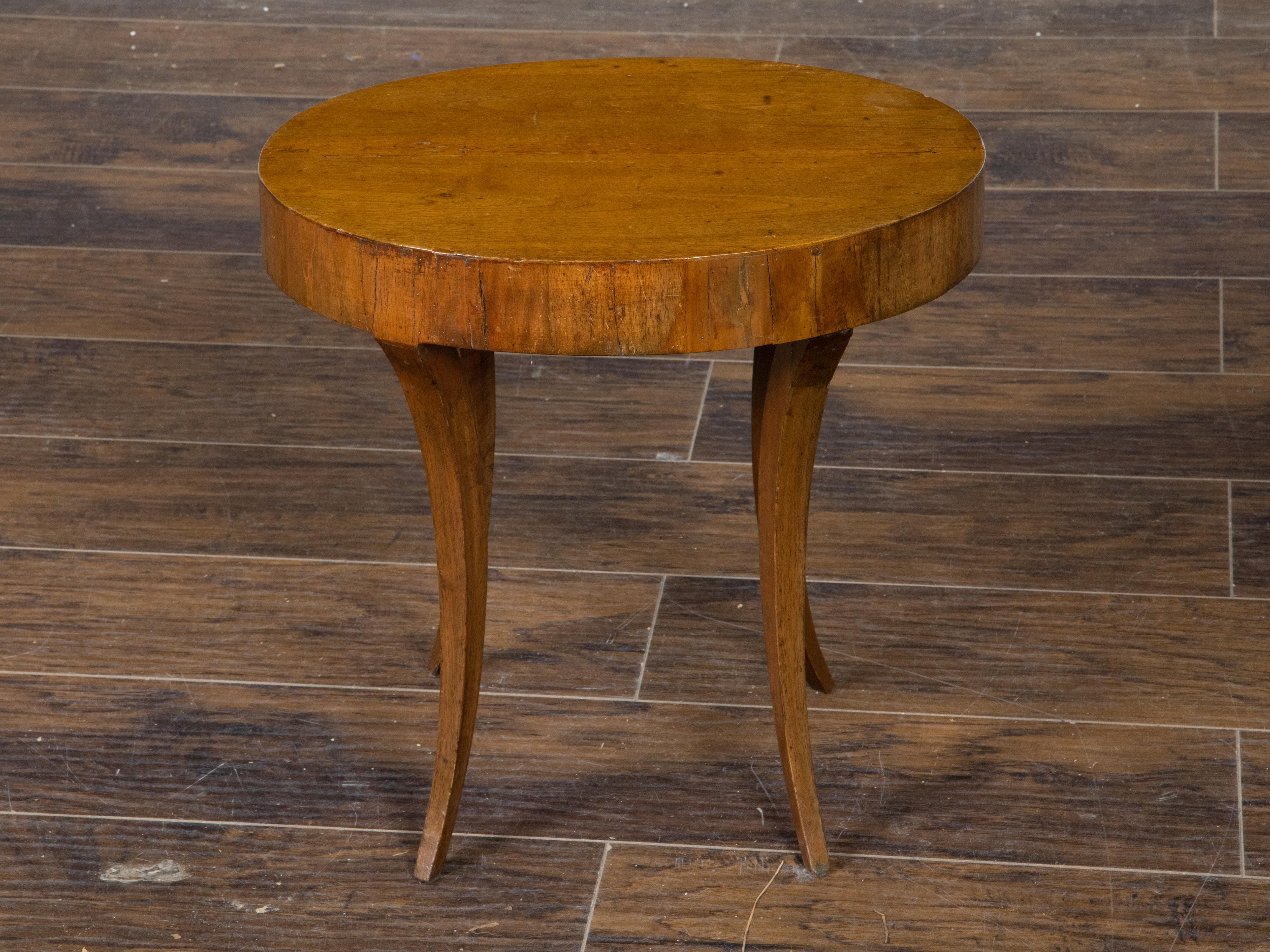 Brass Italian 1810s Neoclassical Walnut Table with Oval Top, Drawer and Saber Legs For Sale