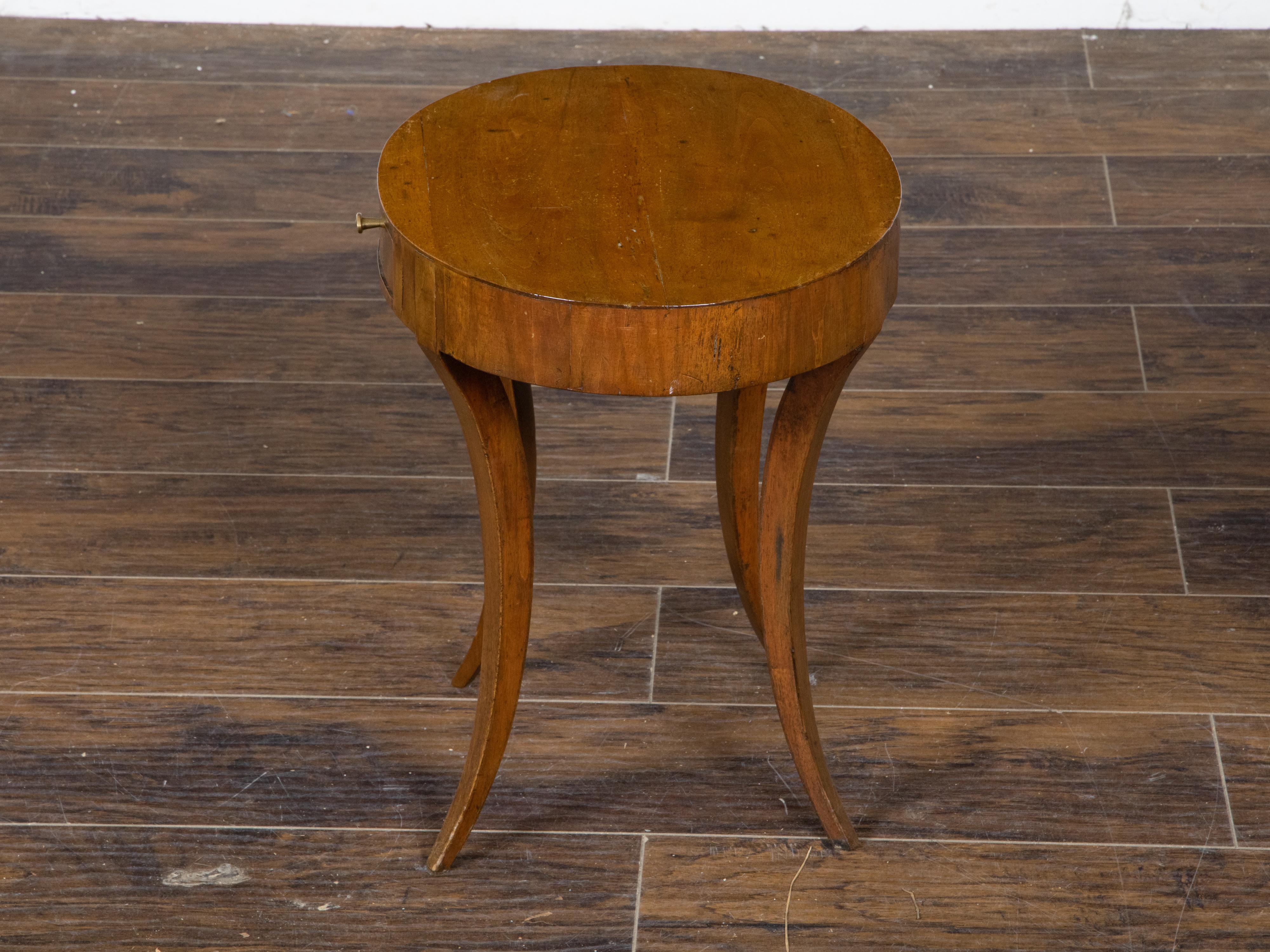 Mesa neoclásica italiana de nogal de 1810 con tapa ovalada, cajón y patas de sable siglo XIX en venta
