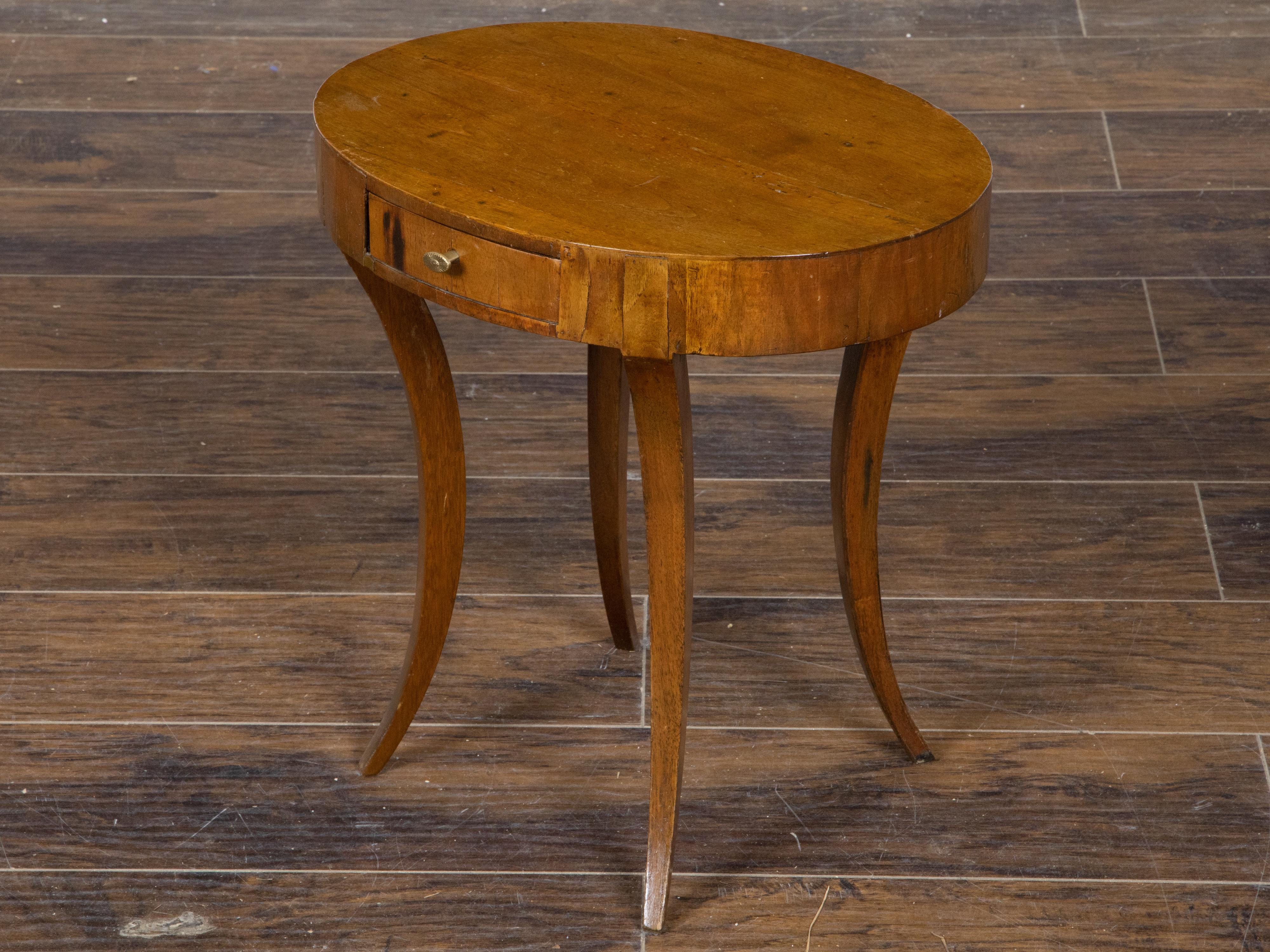Italian 1810s Neoclassical Walnut Table with Oval Top, Drawer and Saber Legs For Sale 3