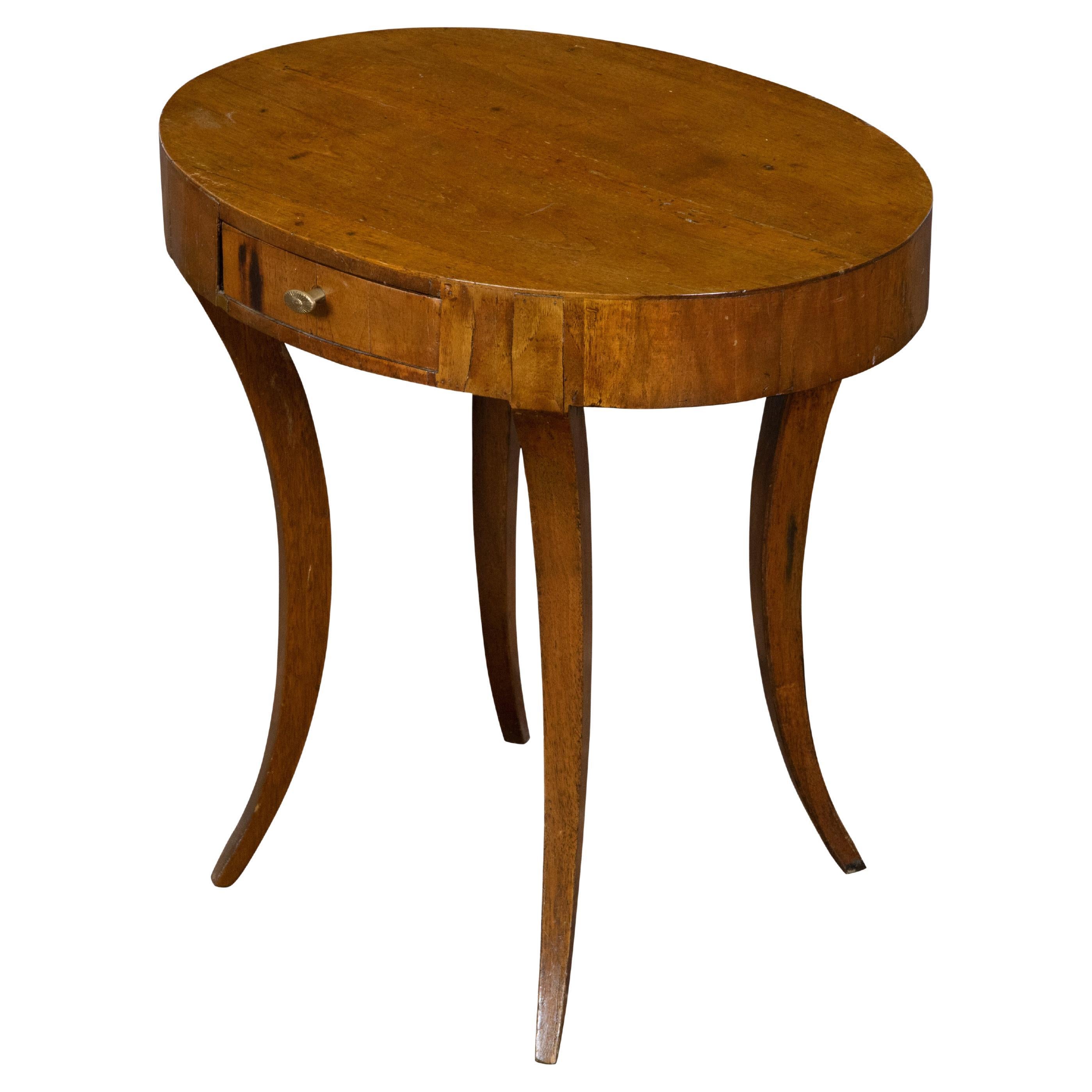 Italian 1810s Neoclassical Walnut Table with Oval Top, Drawer and Saber Legs For Sale