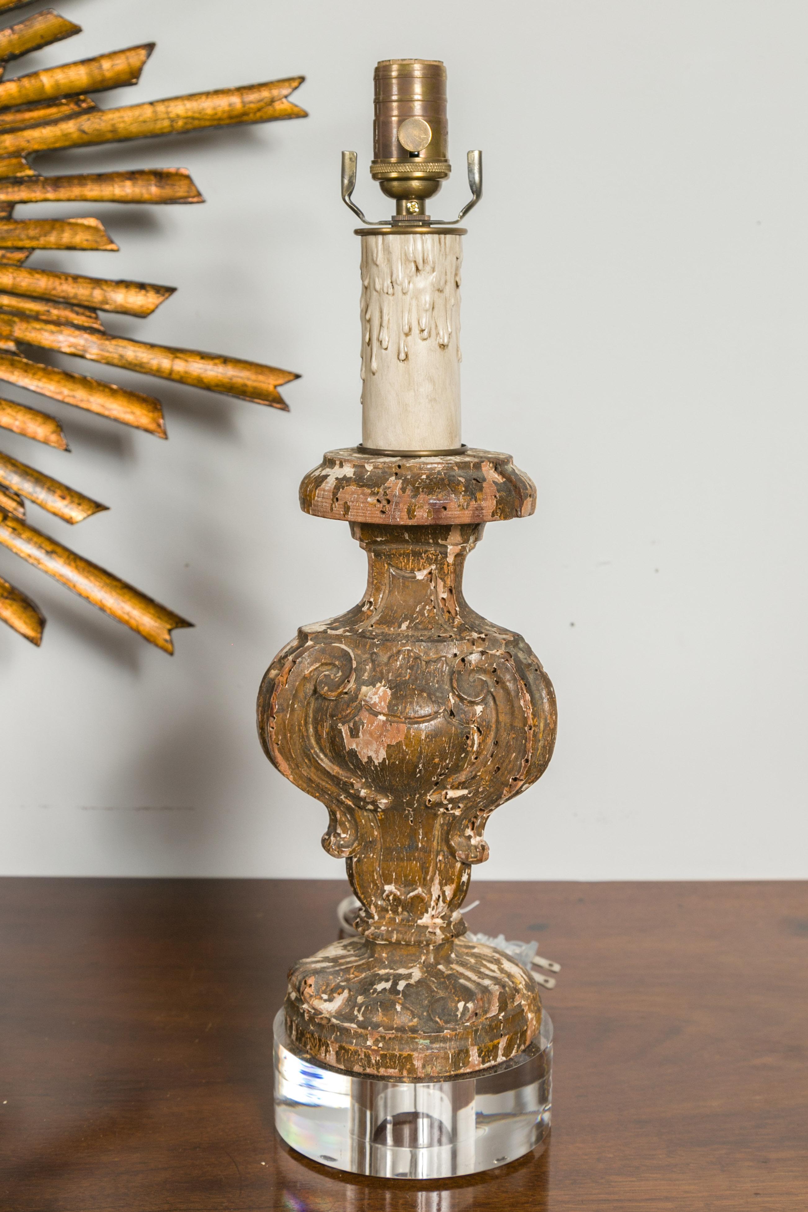 Fragments sculptés de style baroque italien des années 1820 transformés en lampes de table sur Lucite en vente 4