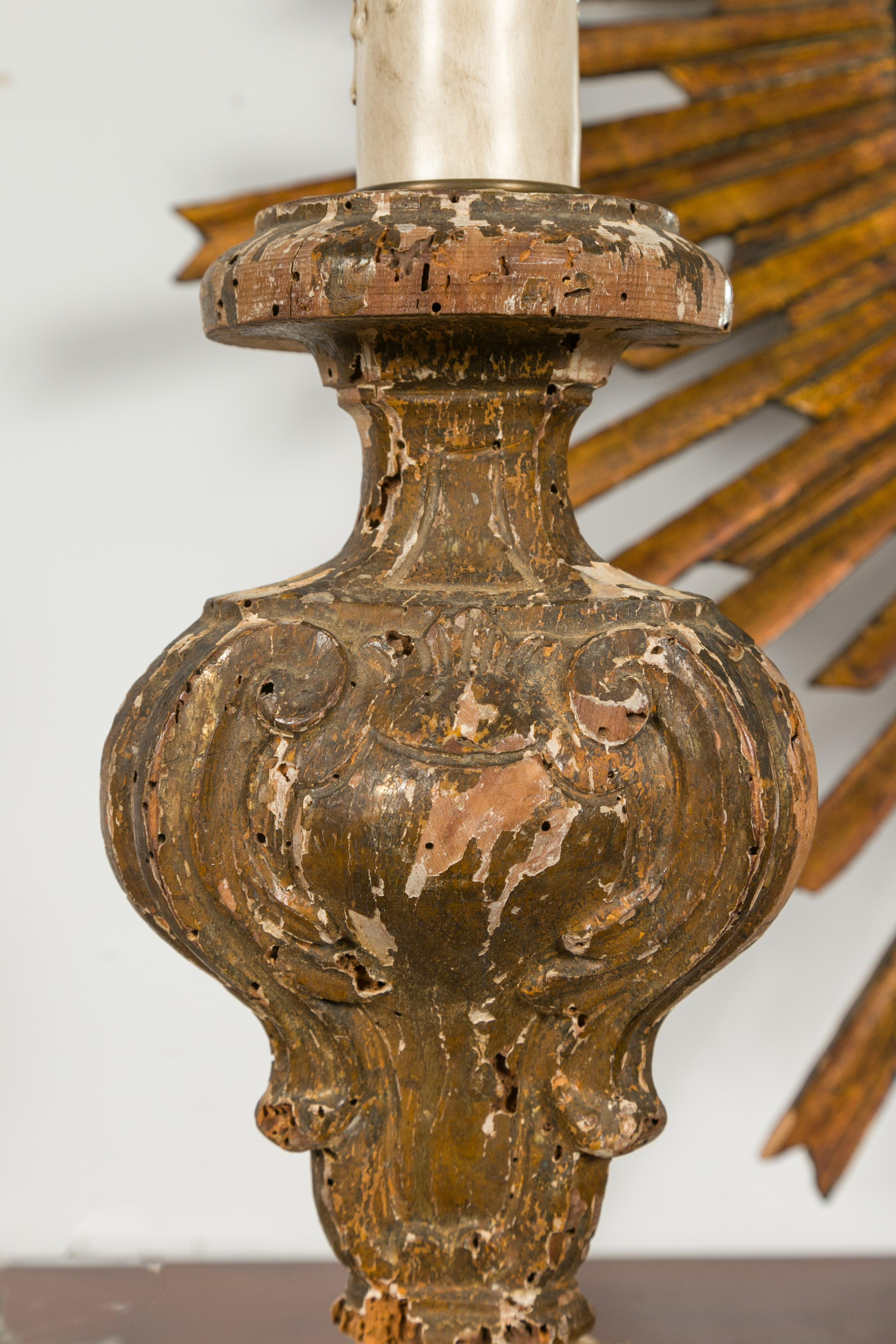 Fragments sculptés de style baroque italien des années 1820 transformés en lampes de table sur Lucite en vente 2