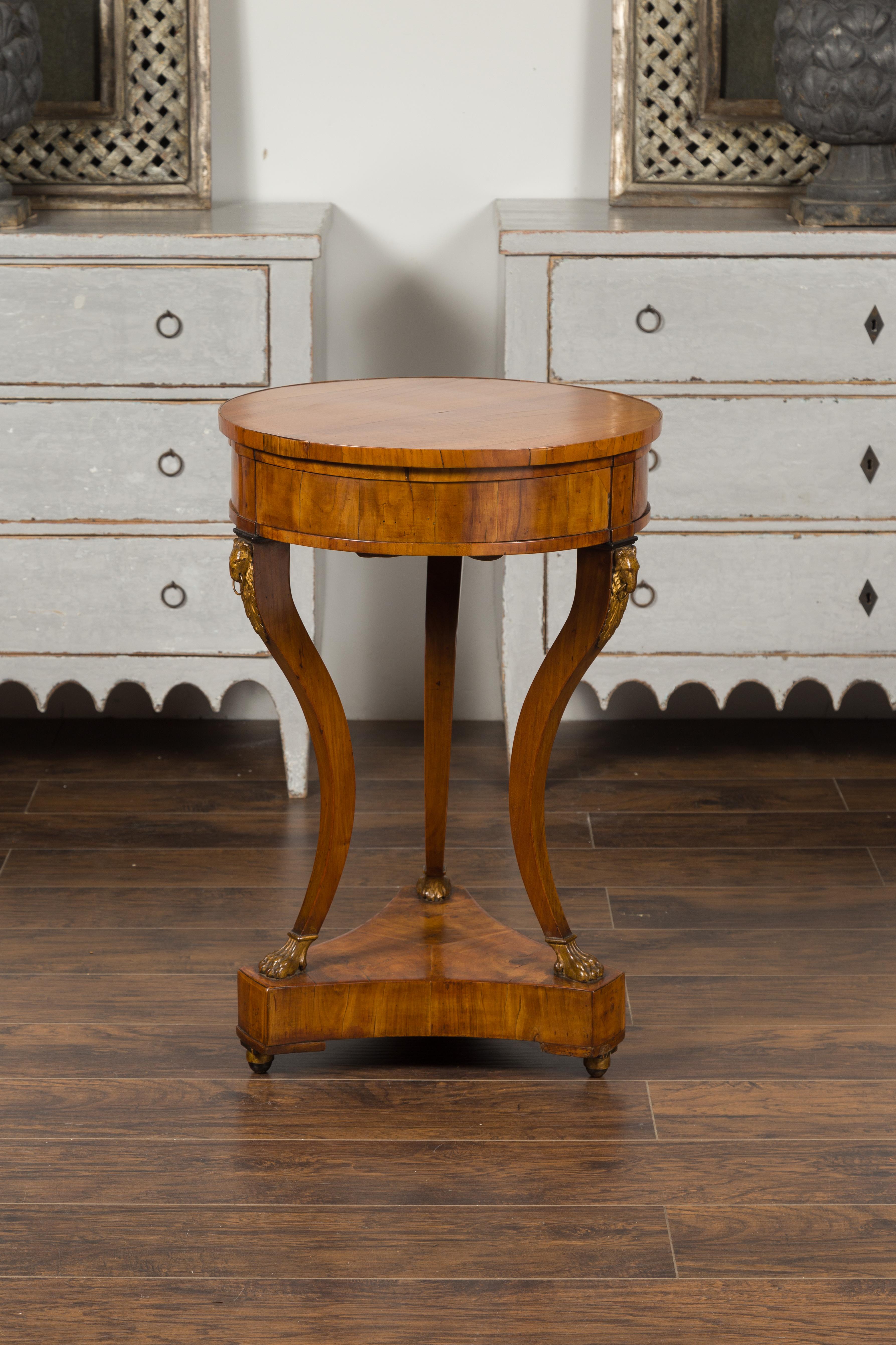 Italienischer Guéridon-Tisch aus Nussbaum im Empire-Stil von 1820 mit drei Schubladen und Widderköpfen im Angebot 4