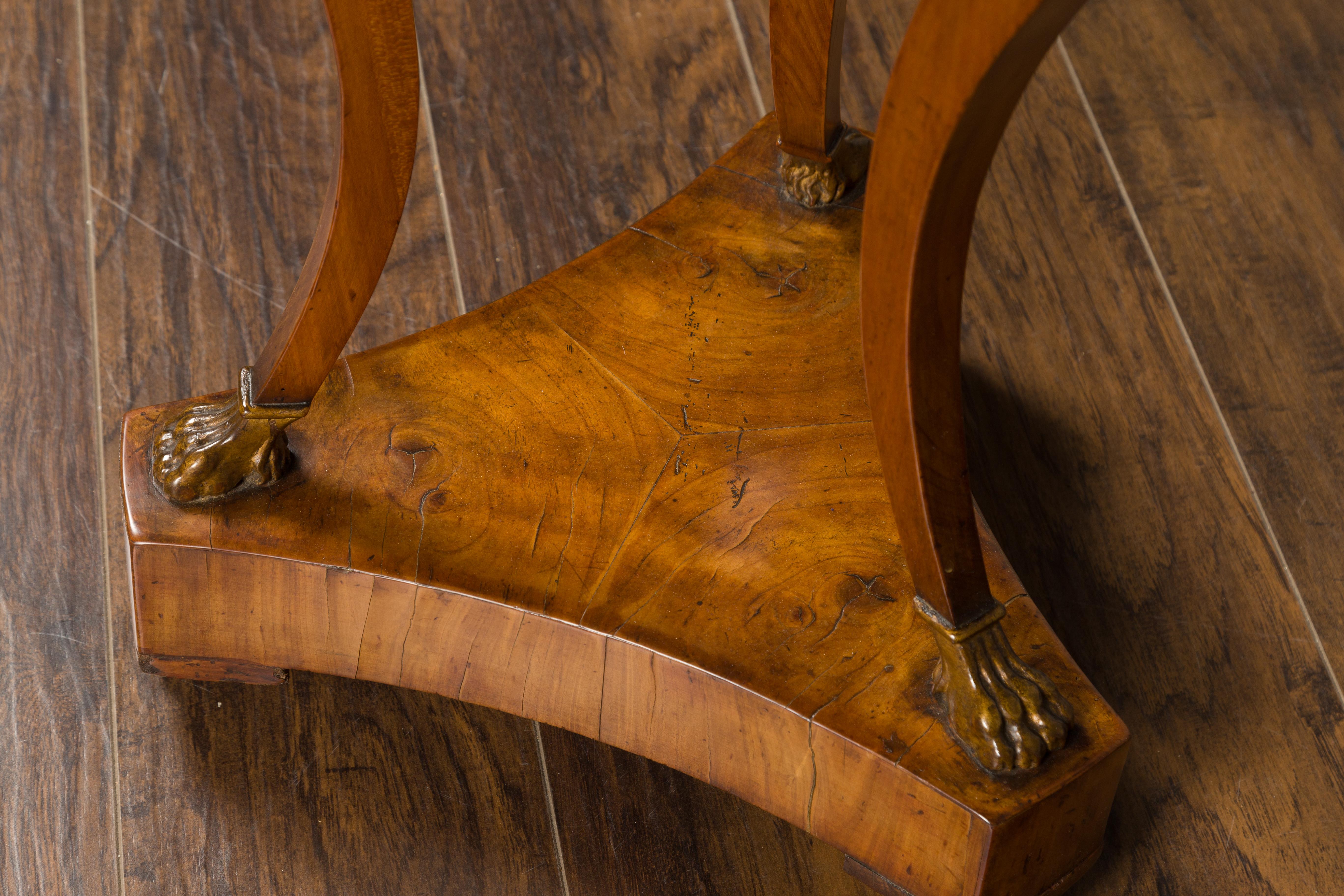 Italienischer Guéridon-Tisch aus Nussbaum im Empire-Stil von 1820 mit drei Schubladen und Widderköpfen im Angebot 6