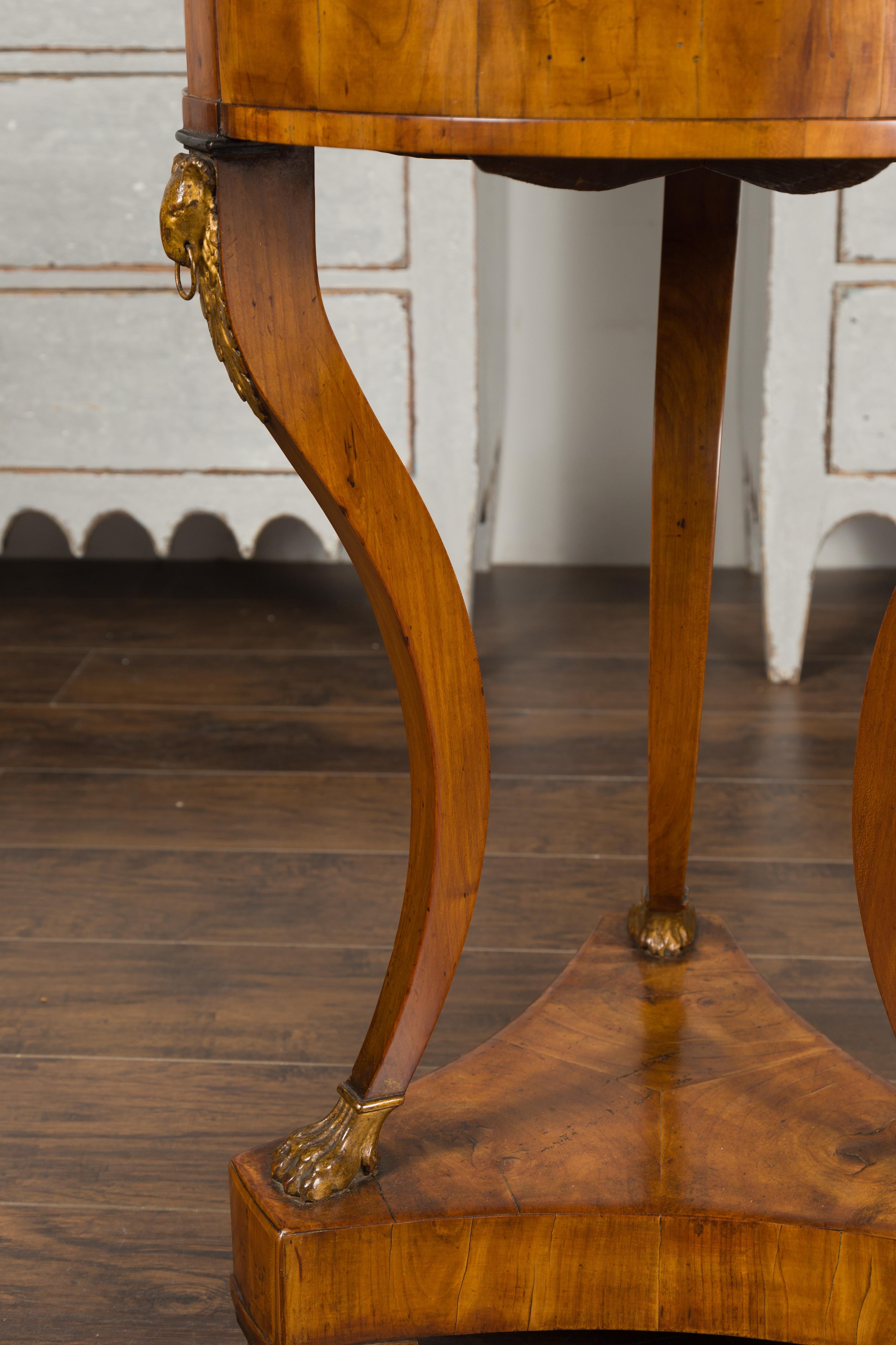 Italienischer Guéridon-Tisch aus Nussbaum im Empire-Stil von 1820 mit drei Schubladen und Widderköpfen (19. Jahrhundert) im Angebot