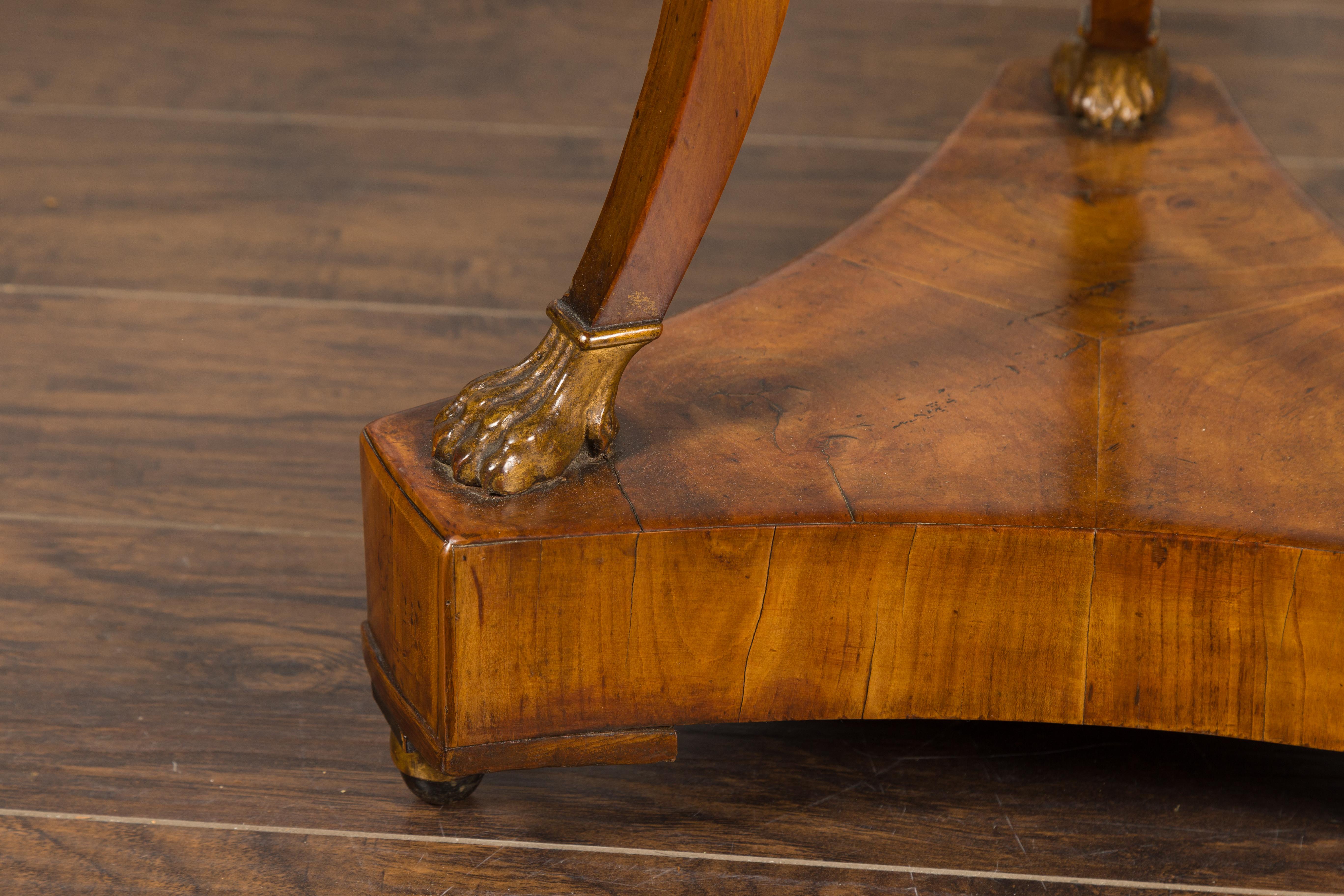 Italienischer Guéridon-Tisch aus Nussbaum im Empire-Stil von 1820 mit drei Schubladen und Widderköpfen im Angebot 1