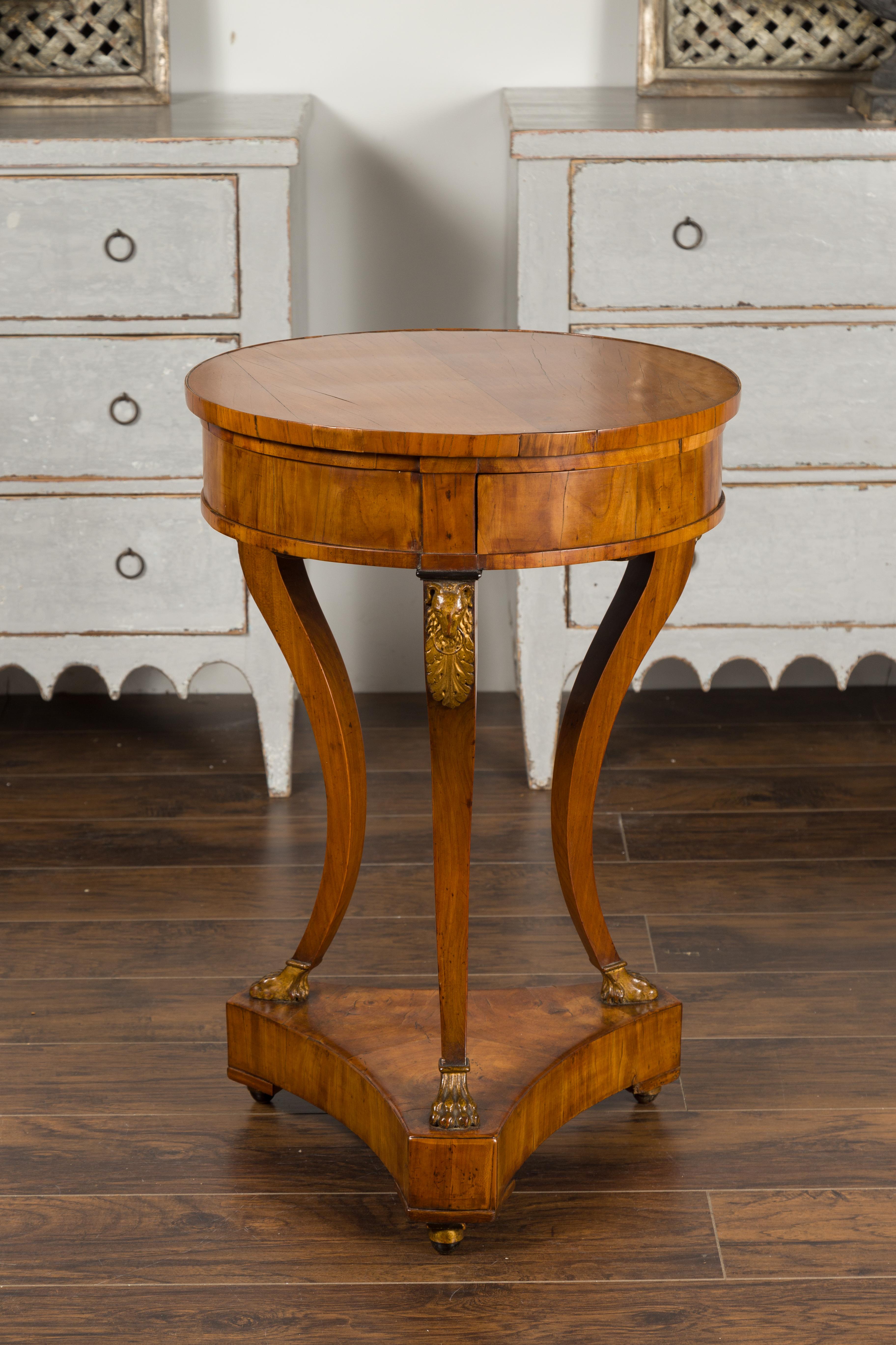 Italienischer Guéridon-Tisch aus Nussbaum im Empire-Stil von 1820 mit drei Schubladen und Widderköpfen im Angebot 3