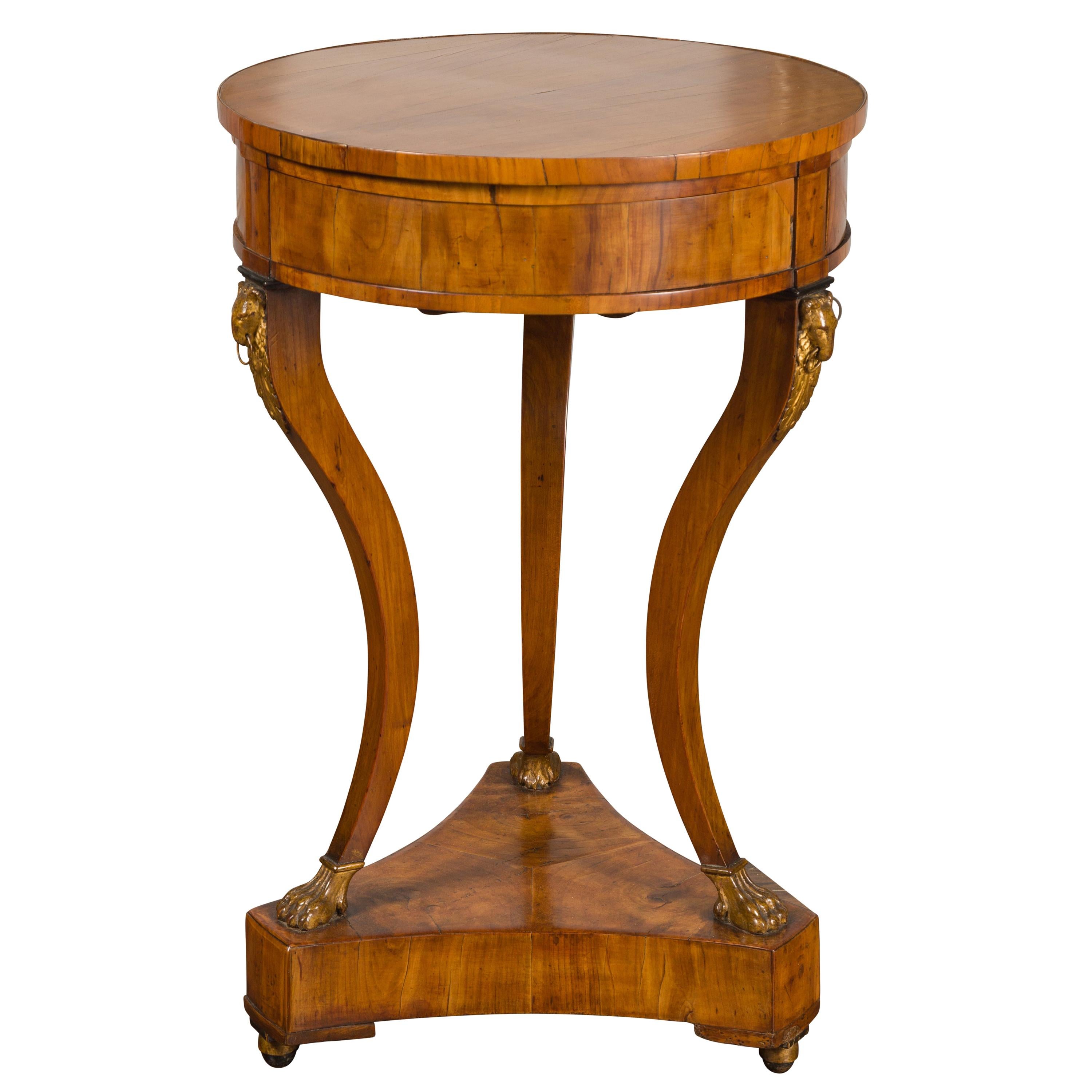Italienischer Guéridon-Tisch aus Nussbaum im Empire-Stil von 1820 mit drei Schubladen und Widderköpfen
