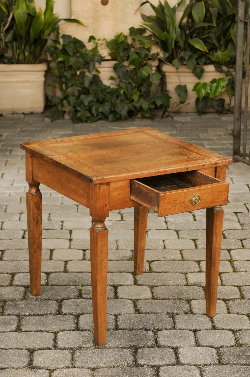 19th Century Italian 1820s Neoclassical Walnut Side Table with Large Banding and Tapered Legs For Sale