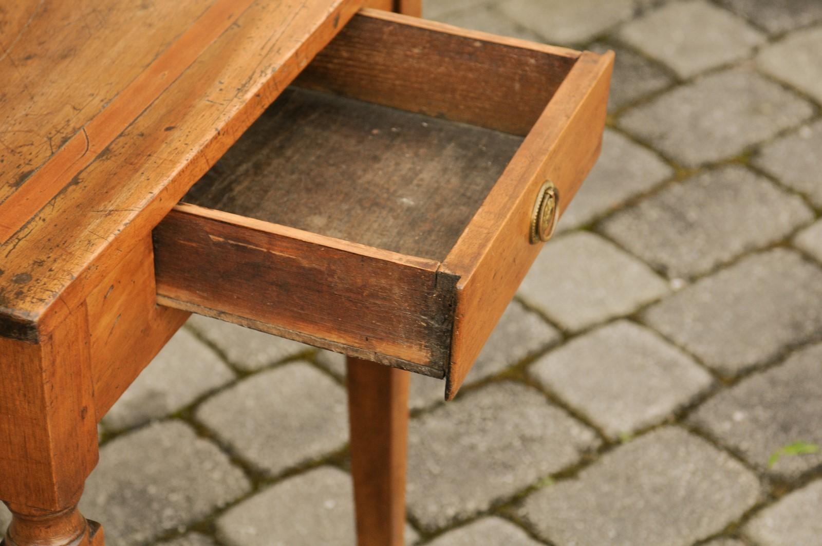 Italienischer Beistelltisch aus Nussbaumholz im neoklassizistischen Stil der 1820er Jahre mit breiten Bändern und konischen Beinen (19. Jahrhundert) im Angebot