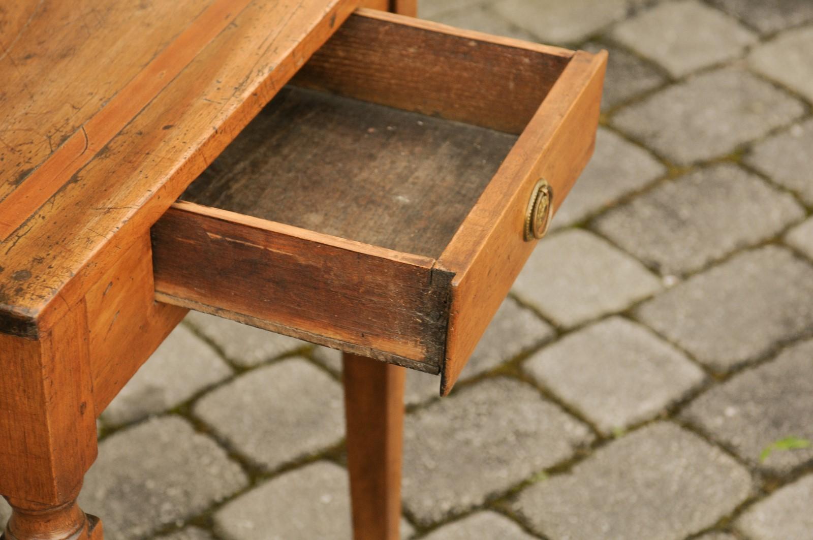 Italian 1820s Neoclassical Walnut Side Table with Large Banding and Tapered Legs For Sale 1