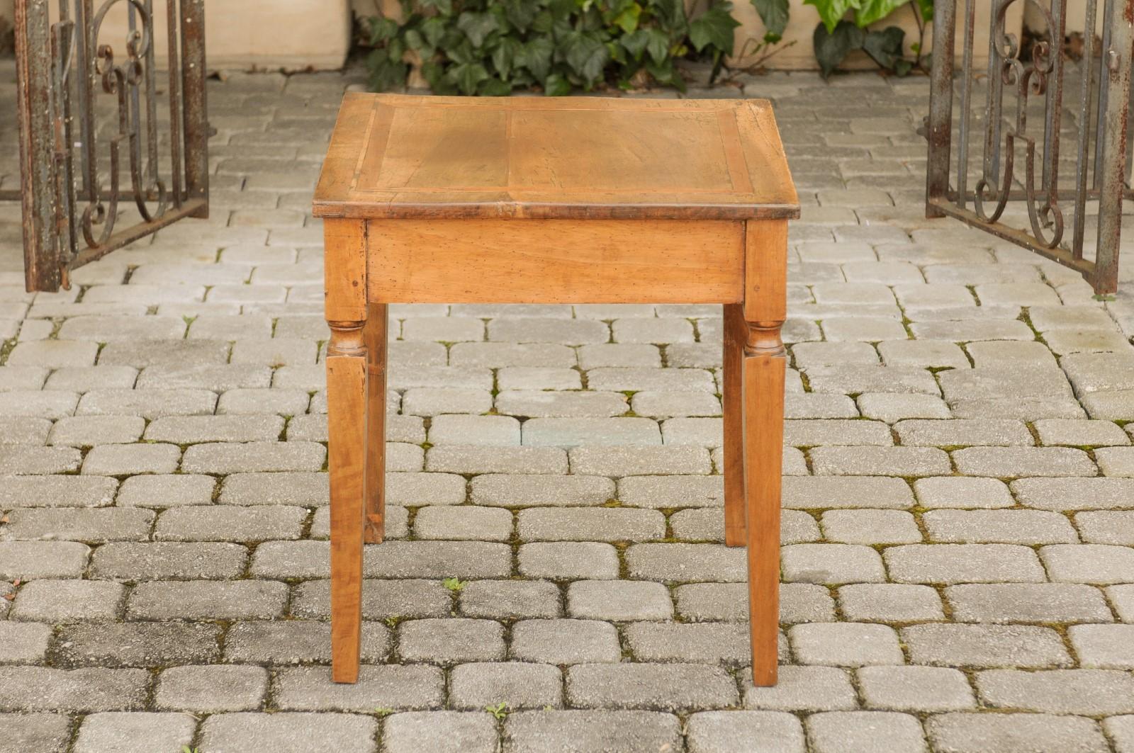 Italienischer Beistelltisch aus Nussbaumholz im neoklassizistischen Stil der 1820er Jahre mit breiten Bändern und konischen Beinen im Angebot 1