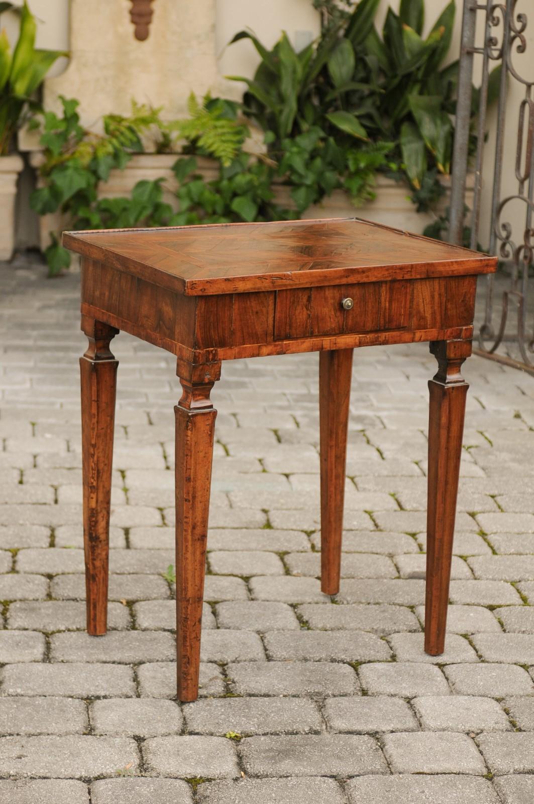 Italian 1820s Neoclassical Walnut Veneered Side Table with Tapered Legs 4
