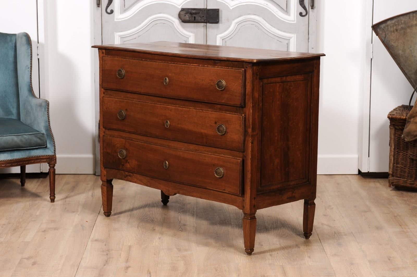 Italian 1820s Serpentine Front Walnut Commode with Three Drawers For Sale 5