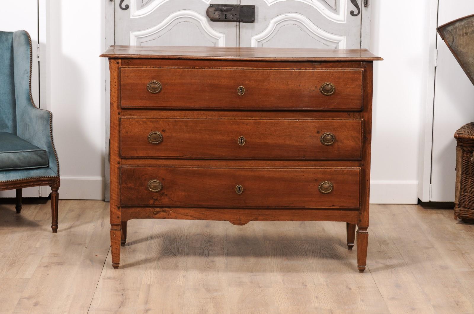 Italian 1820s Serpentine Front Walnut Commode with Three Drawers For Sale 6