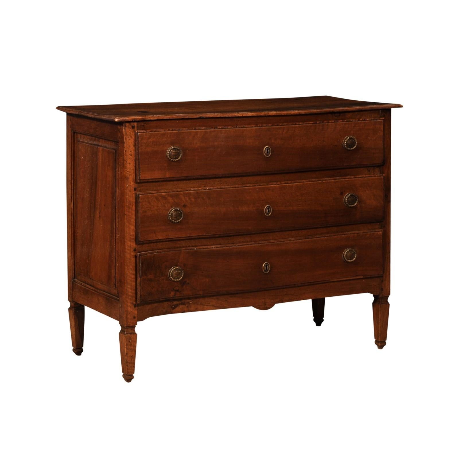 Italian 1820s Serpentine Front Walnut Commode with Three Drawers For Sale 7