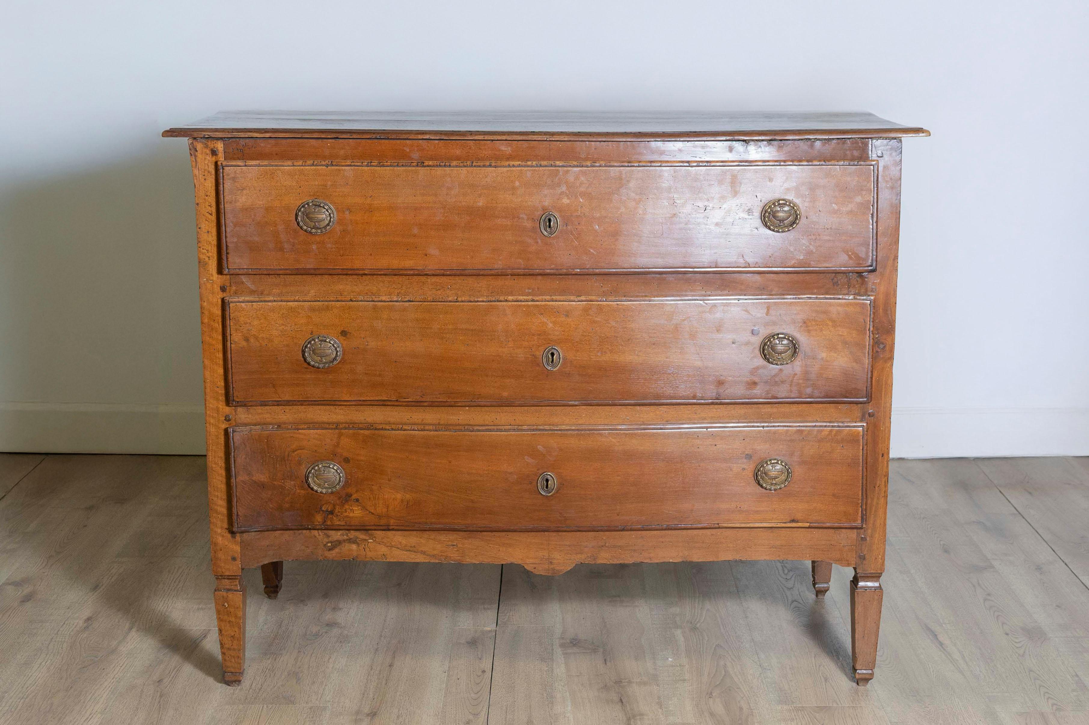 Eine italienische Kommode aus Nussbaumholz um 1820 mit schlangenförmiger Front und geschnitzten, konischen Füßen. Bringen Sie einen Hauch von italienischem Charme in Ihr Zuhause mit dieser Kommode aus Walnussholz, die aus den reichen