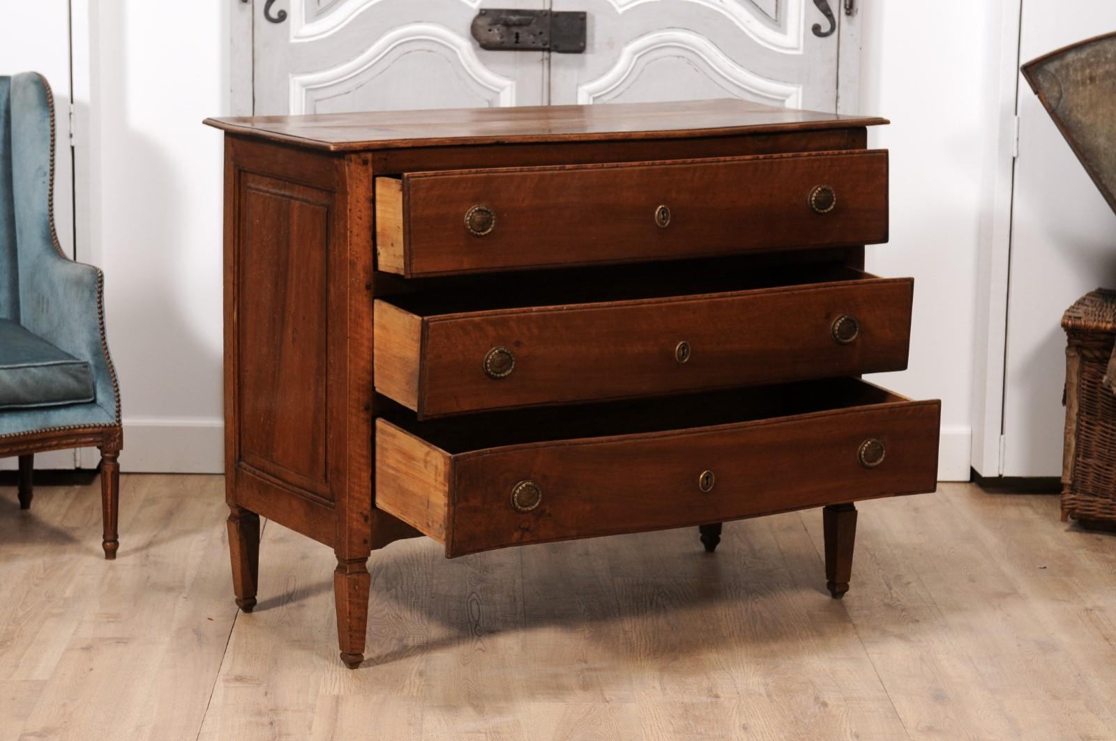 Carved Italian 1820s Serpentine Front Walnut Commode with Three Drawers For Sale
