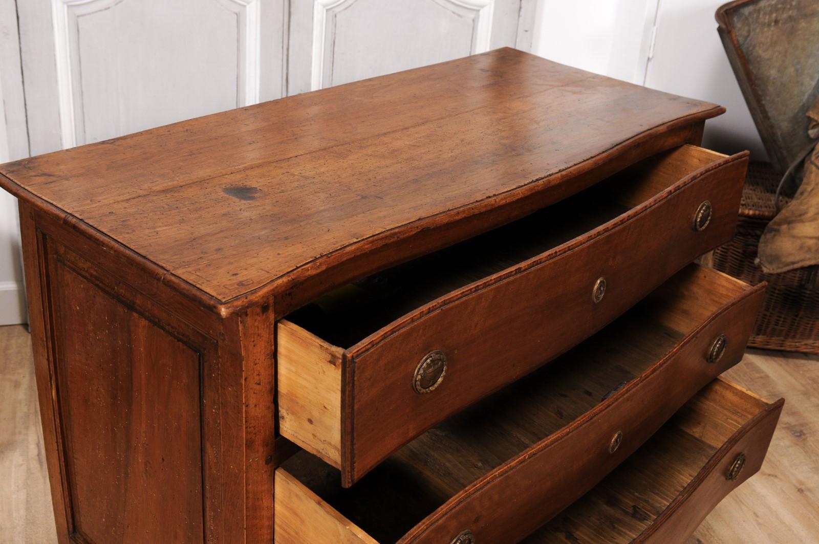 19th Century Italian 1820s Serpentine Front Walnut Commode with Three Drawers For Sale