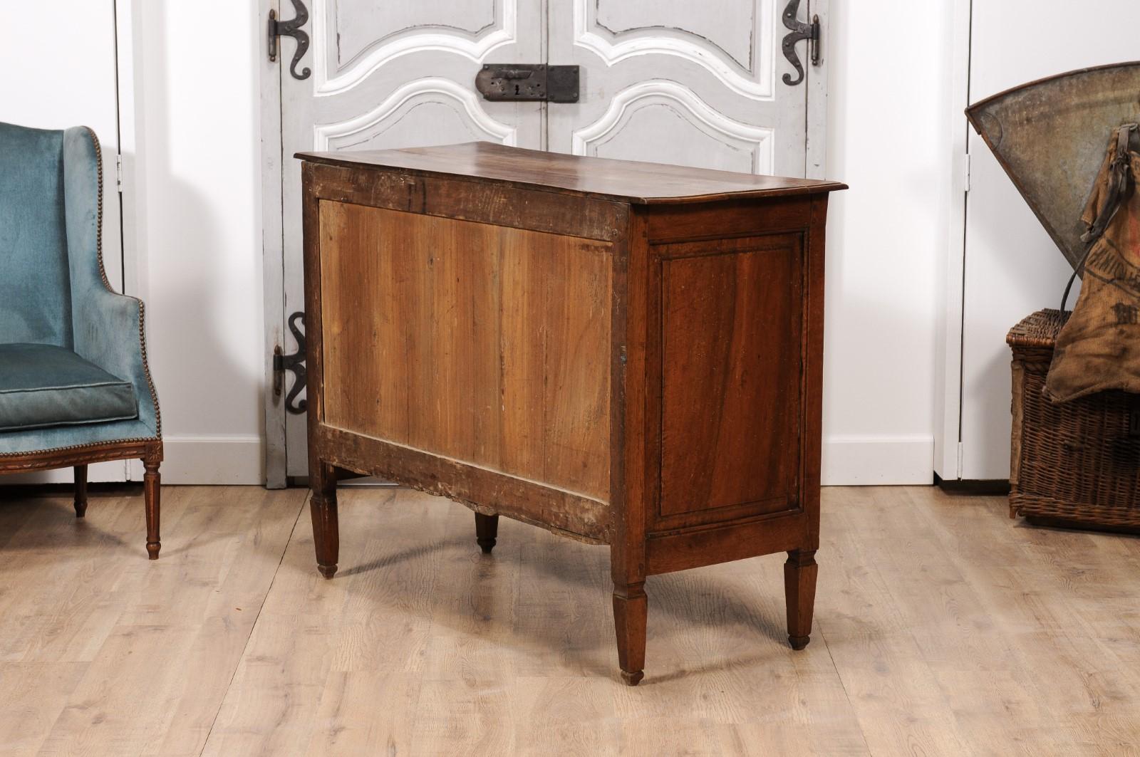 Italian 1820s Serpentine Front Walnut Commode with Three Drawers For Sale 1