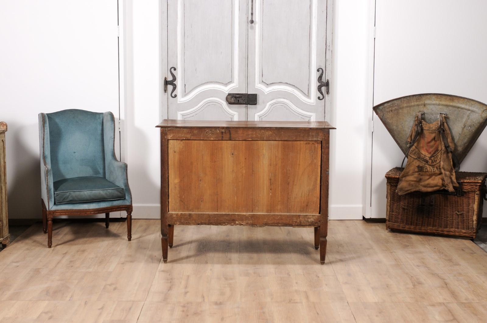Italian 1820s Serpentine Front Walnut Commode with Three Drawers For Sale 2