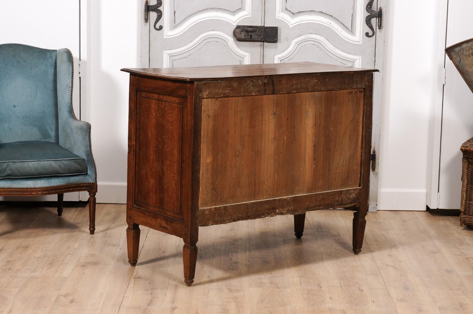 Italian 1820s Serpentine Front Walnut Commode with Three Drawers For Sale 3