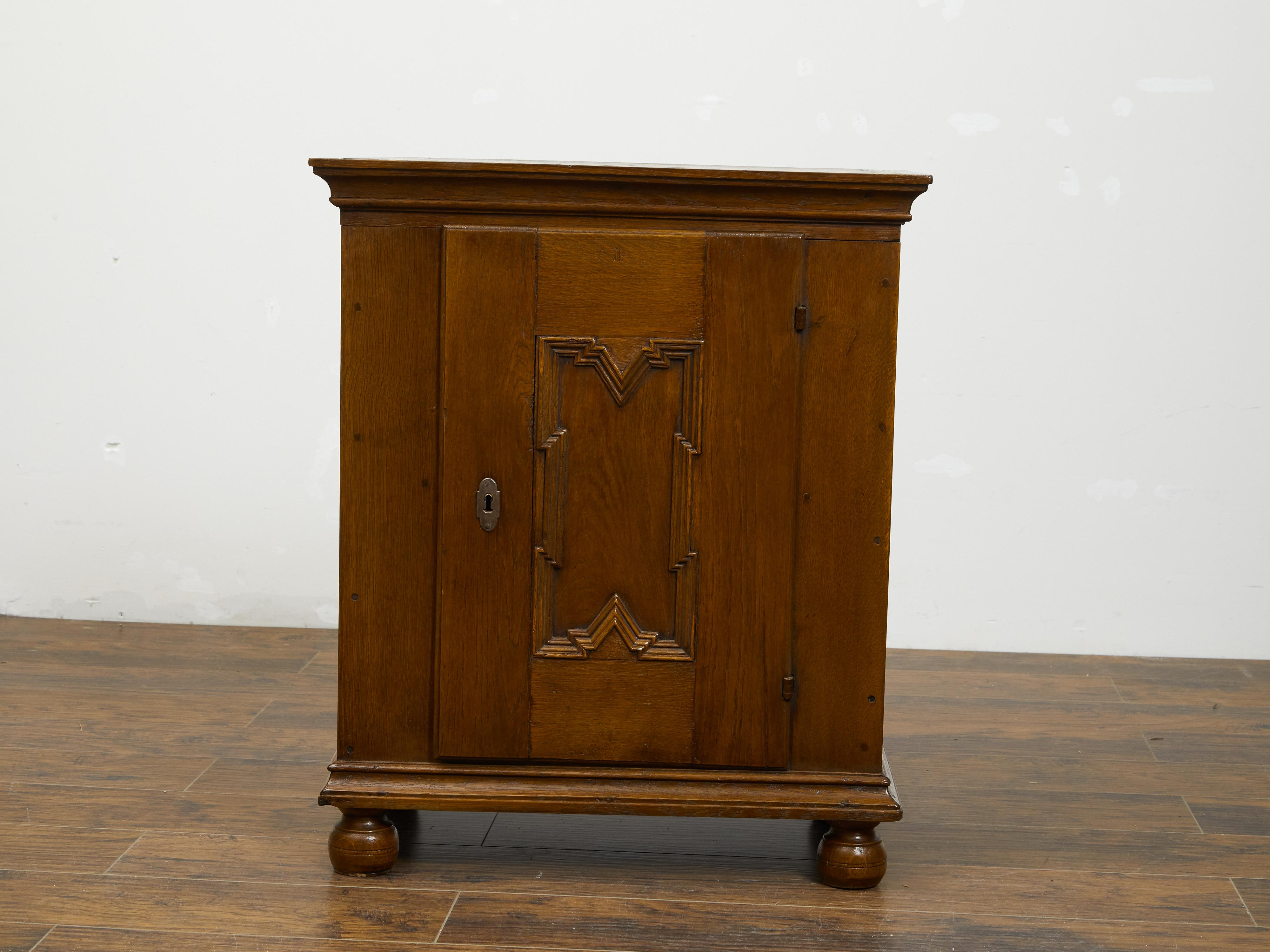 Petit meuble de rangement italien en chêne des années 1820 avec porte simple et motif géométrique sculpté Bon état - En vente à Atlanta, GA