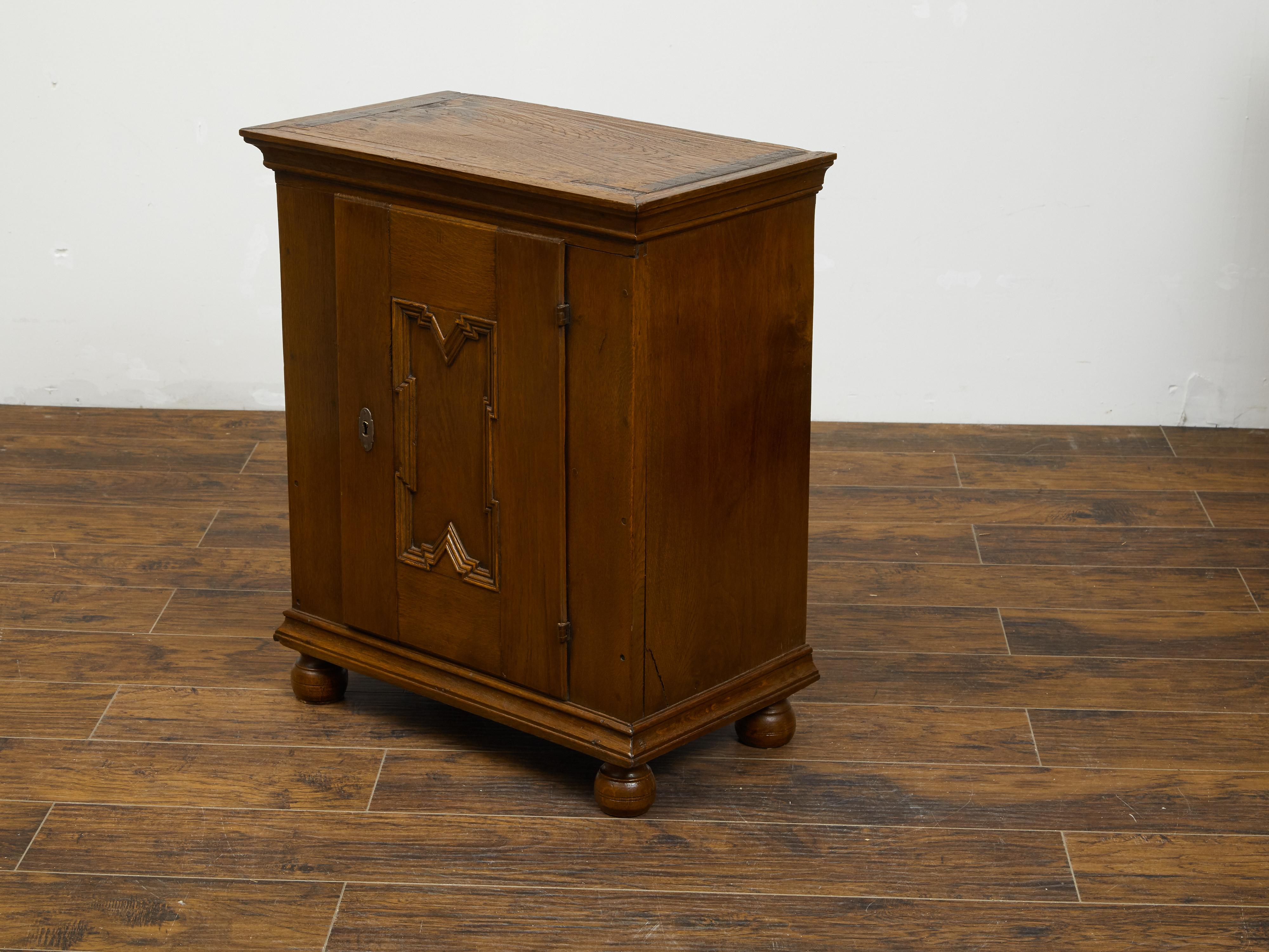 Petit meuble de rangement italien en chêne des années 1820 avec porte simple et motif géométrique sculpté en vente 2
